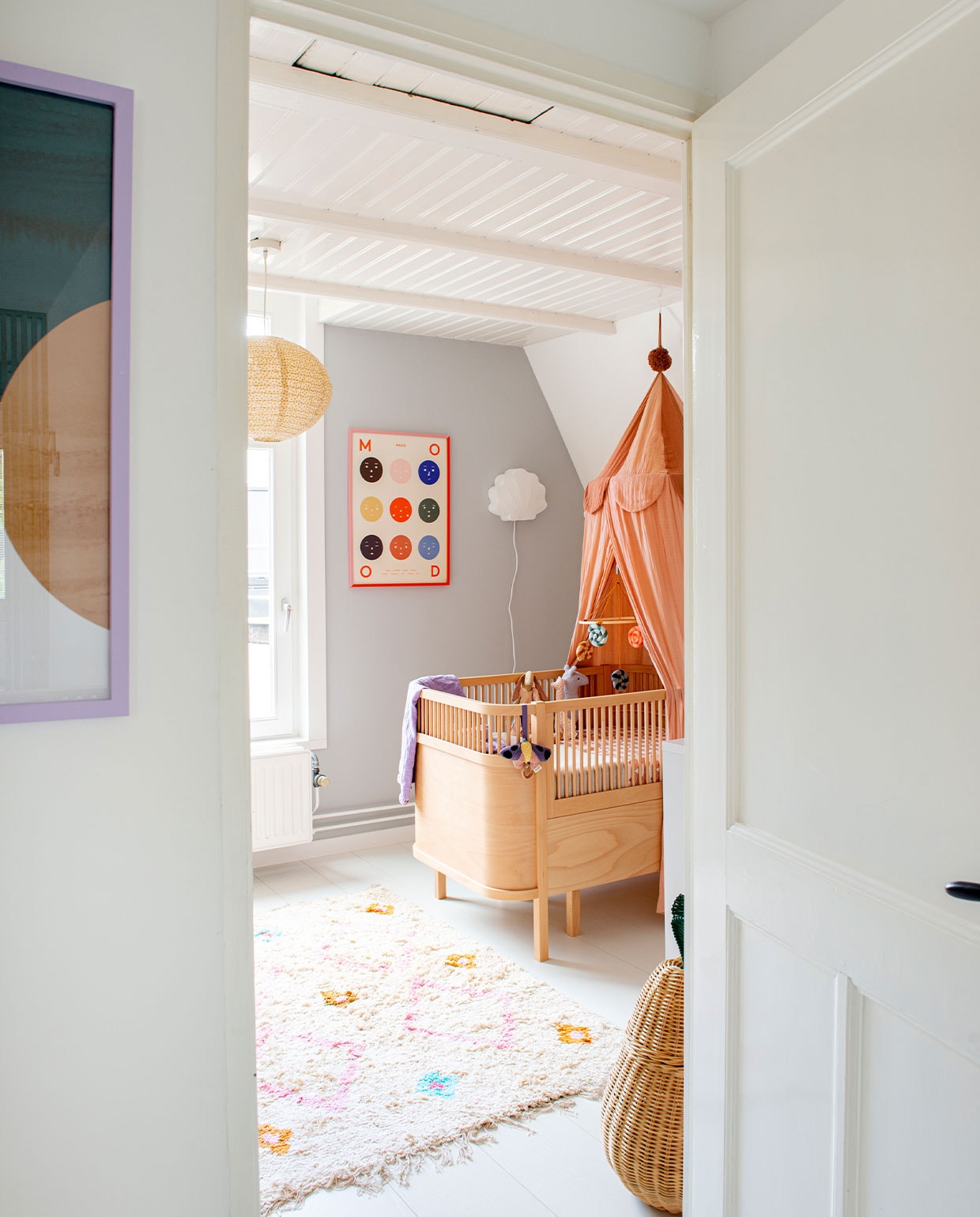 Lijst Ikea, zelf geverfd. Hanglamp Konges Sløjd. Wandposter Mado via Paper Collective. Wandlamp Konges Sløjd en bed Sebra via Wonenmetlef.Klamboe Oyoy. Muziekmobile Ferm Living. Vloerkleed Tapis Petit via Little Dreamers. Rieten mand Ferm Living.