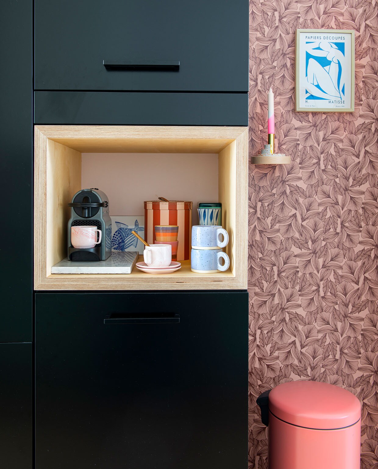 Paarse mokken Xenos. Roze kopjes Hay. Mokken HKliving. Gestreepte box Oyoy. Kandelaar Puik Design. Print Desenio. Behang Roomblush. Prullenbak Brabantia.
