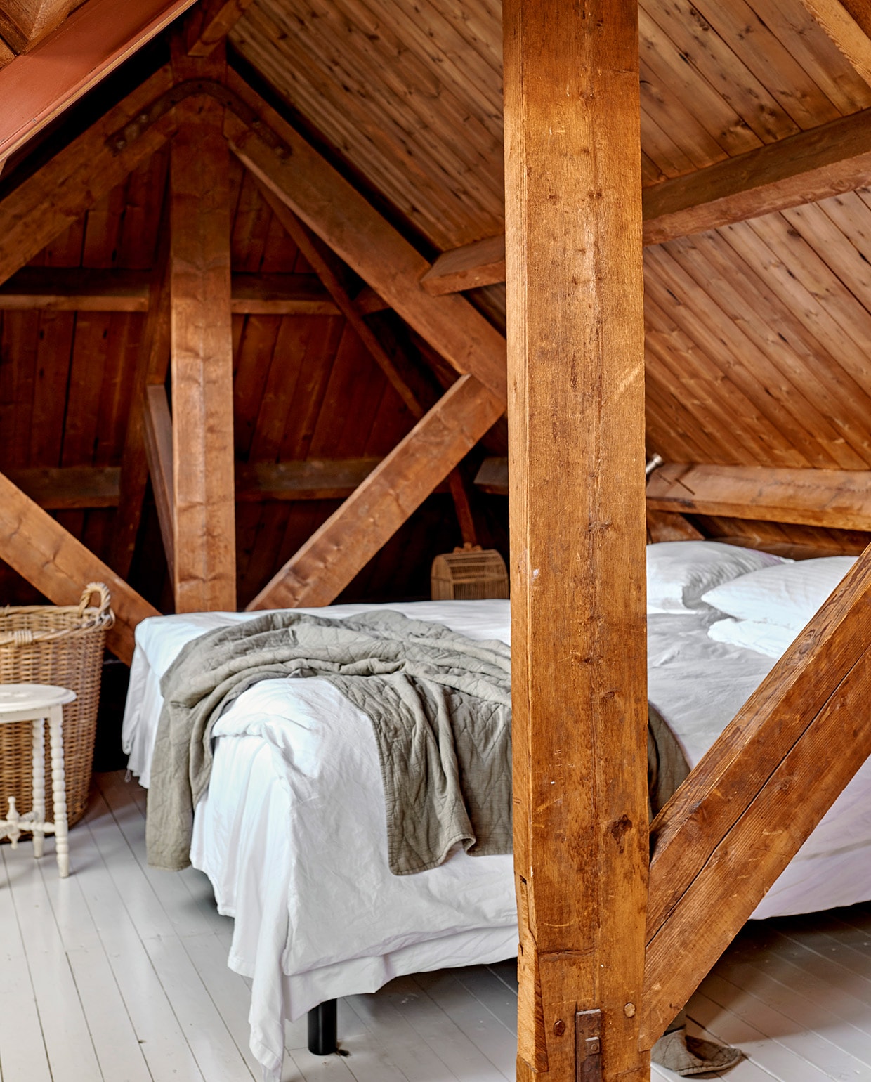 Herkomst bed onbekend.Bollenmand gekregen.Kruk kringloopwinkel.Plaid MrsBloom.