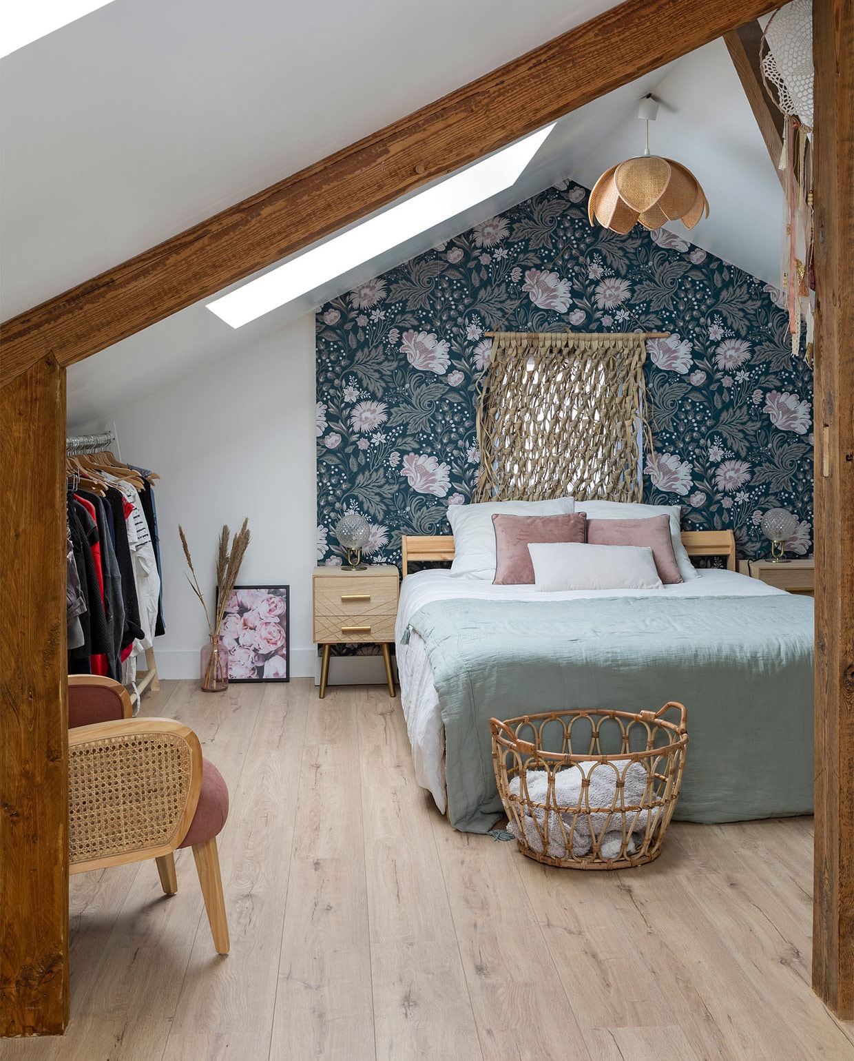 Behang Ava in kleur dark blue Sandberg. Bed en mand Ikea. Plaid La Redoute. Nachtkastjes Maisons du Monde. Stoel gifi.fr. Plafondlamp tweedehands. Raamdecoratie A.B. Interior. Overig onbekend.