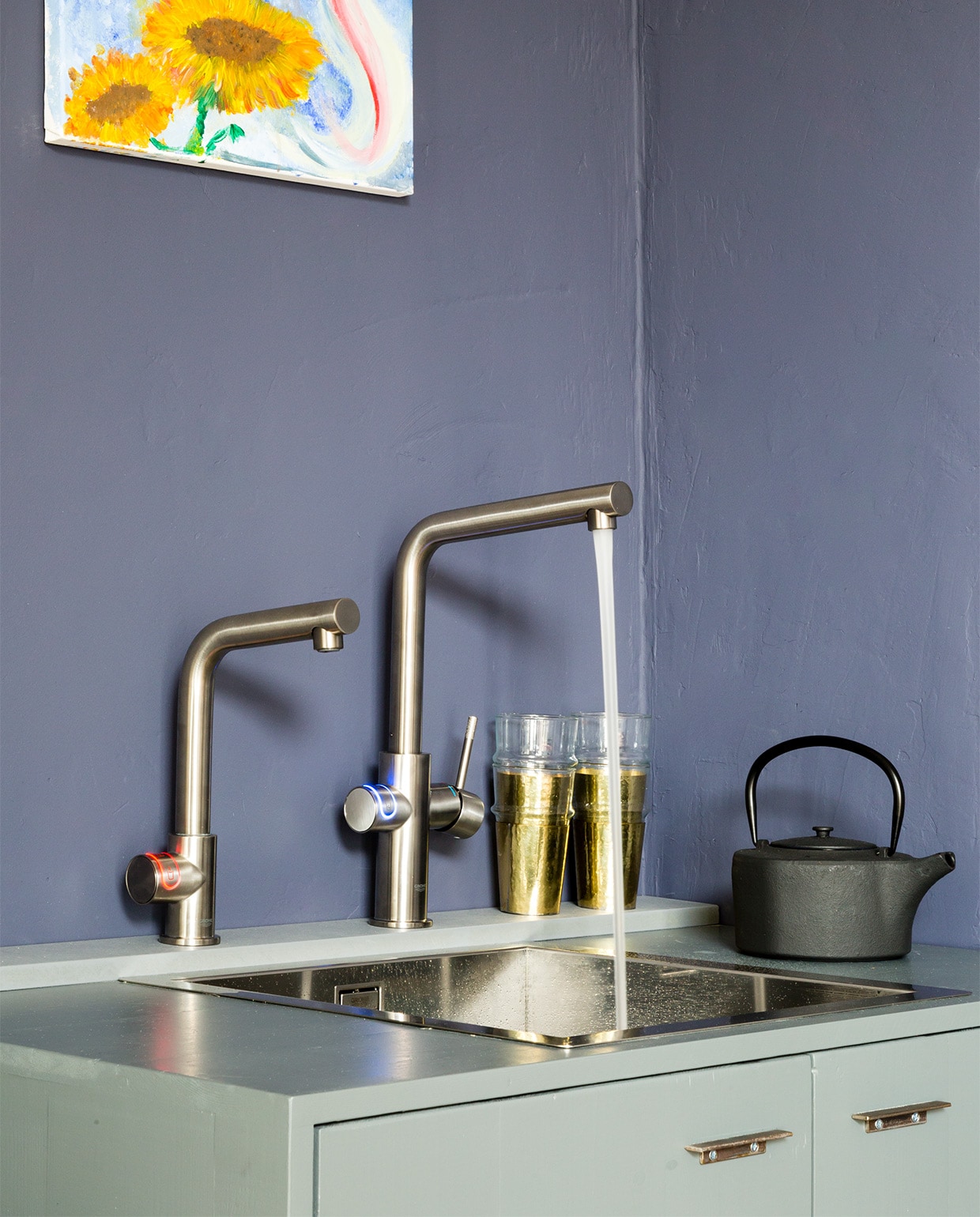 Red en blue kraan met verschillende functies: koud, heet, plat en bruisend water prijs op aanvraag (grohe.nl). Glazen met messing omhulsel van Nordal (vtwonen.be). Theepot (nordal.eu).
