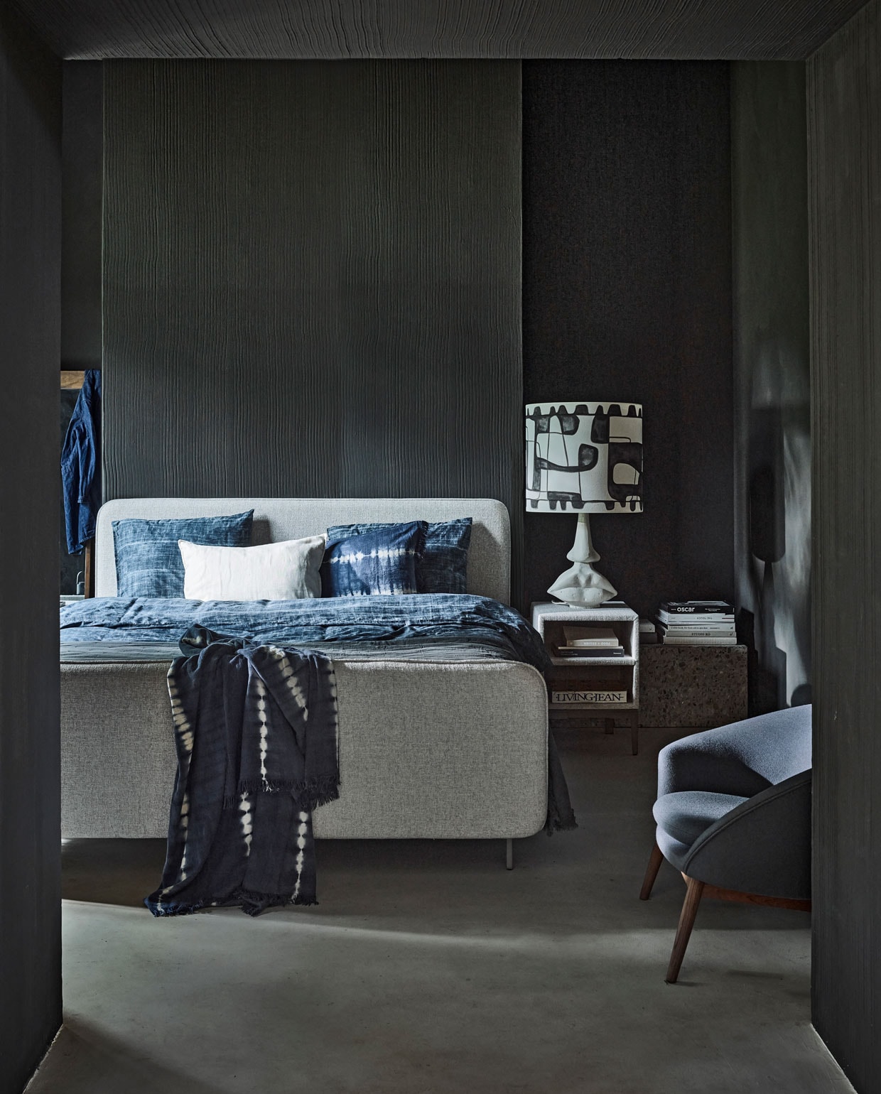 Boxspring Lifestyle by vtwonen Pepper vanaf € 1650,- (140×200 cm), nachtkastje Cumin met twee vakken, 45x45x62 cm (lxbxh) vanaf € 159,-, verkrijgbaar met verschillende stoffen en kleuren. Hier uitgevoerd met optioneel voetbord, stof Infinity Shell, metalen frame in kleur Champagne en poot Angle. M.m.v. nordal.eu (spiegel, wit linnen kussen), goeds.nl (fauteuil), anouk.com (schemerlampen), hm.com (tye-dye plaid en kussens).