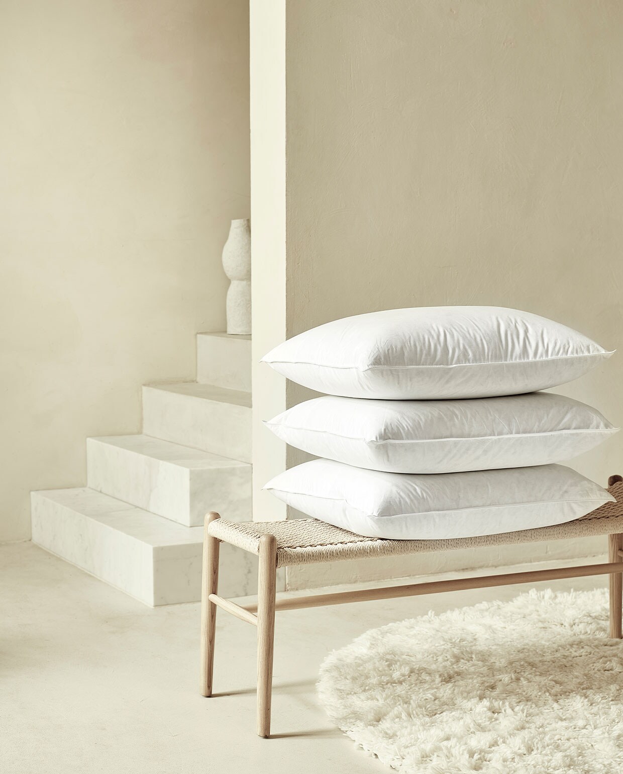 Diverse onderdelen uit de beddengoed collectie. M.m.v. sissy-boy.com (bank), vtwonen.be (keramieken vaas van BePureHome, vloerkleed van Linie Design).