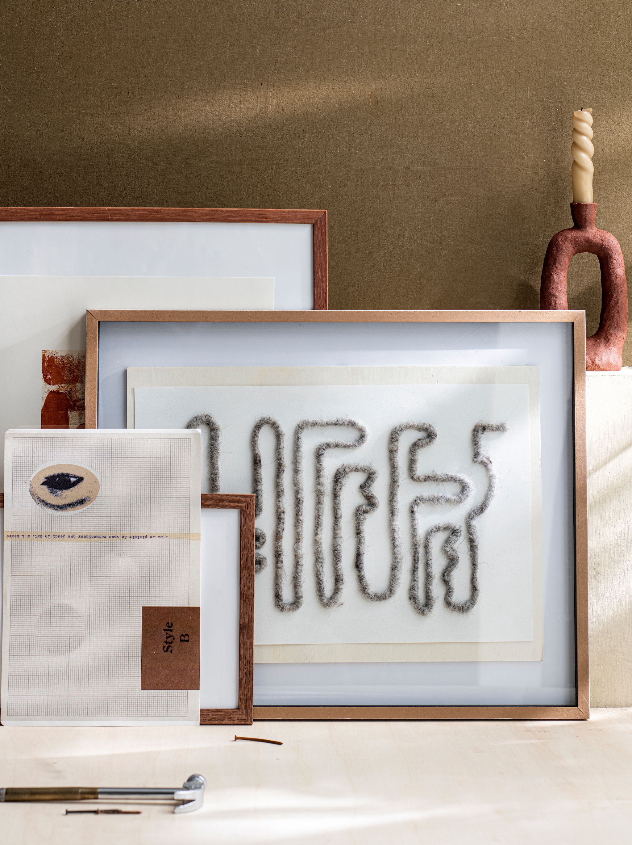 Art print Earth 02 € 49,-, lijst Dark Oak vanaf € 19,-, kandelaar van Malwina Kleparska € 120,- (thefinestore.com). Overig privébezit.