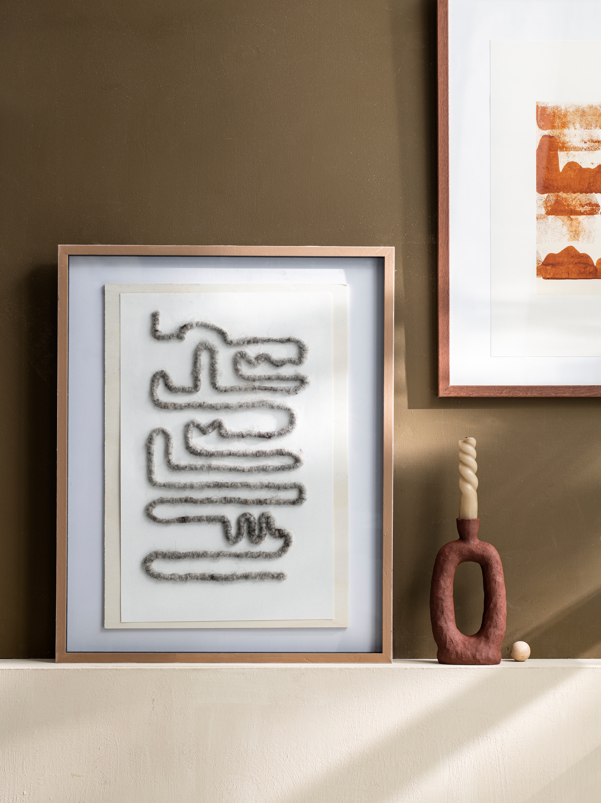 Art print Earth 02 € 49,-, lijst Dark Oak vanaf € 19,-, kandelaar van Malwina Kleparska € 120,- (thefinestore.com). Overig privébezit.