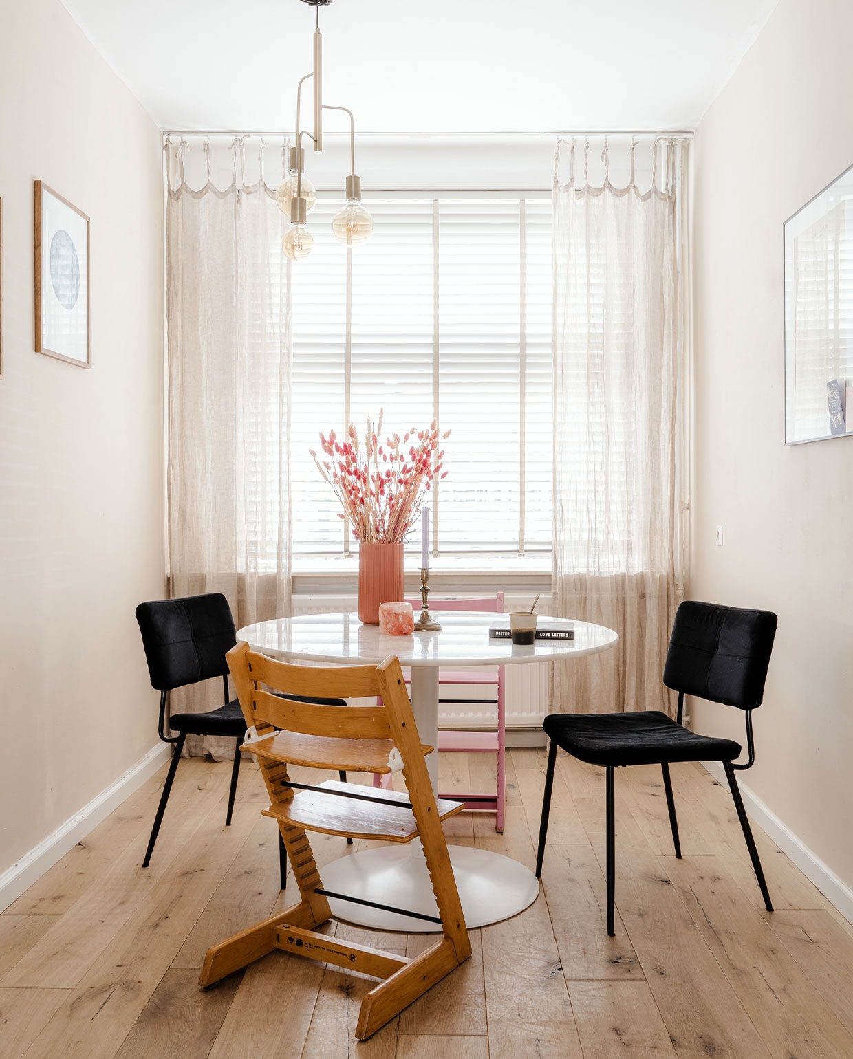 Eettafel Fonq, jaloezieën in kleur Leem van Leen Bakker, kinderstoelen Tripp Trapp van Stokke, eetkamerstoelen Karwei, lamp Loods 5, print MrStarsky, zoutlamp Ekoplaza, kaars Hema, vaas Kwantum, boek Mendo, overig onbekend.
