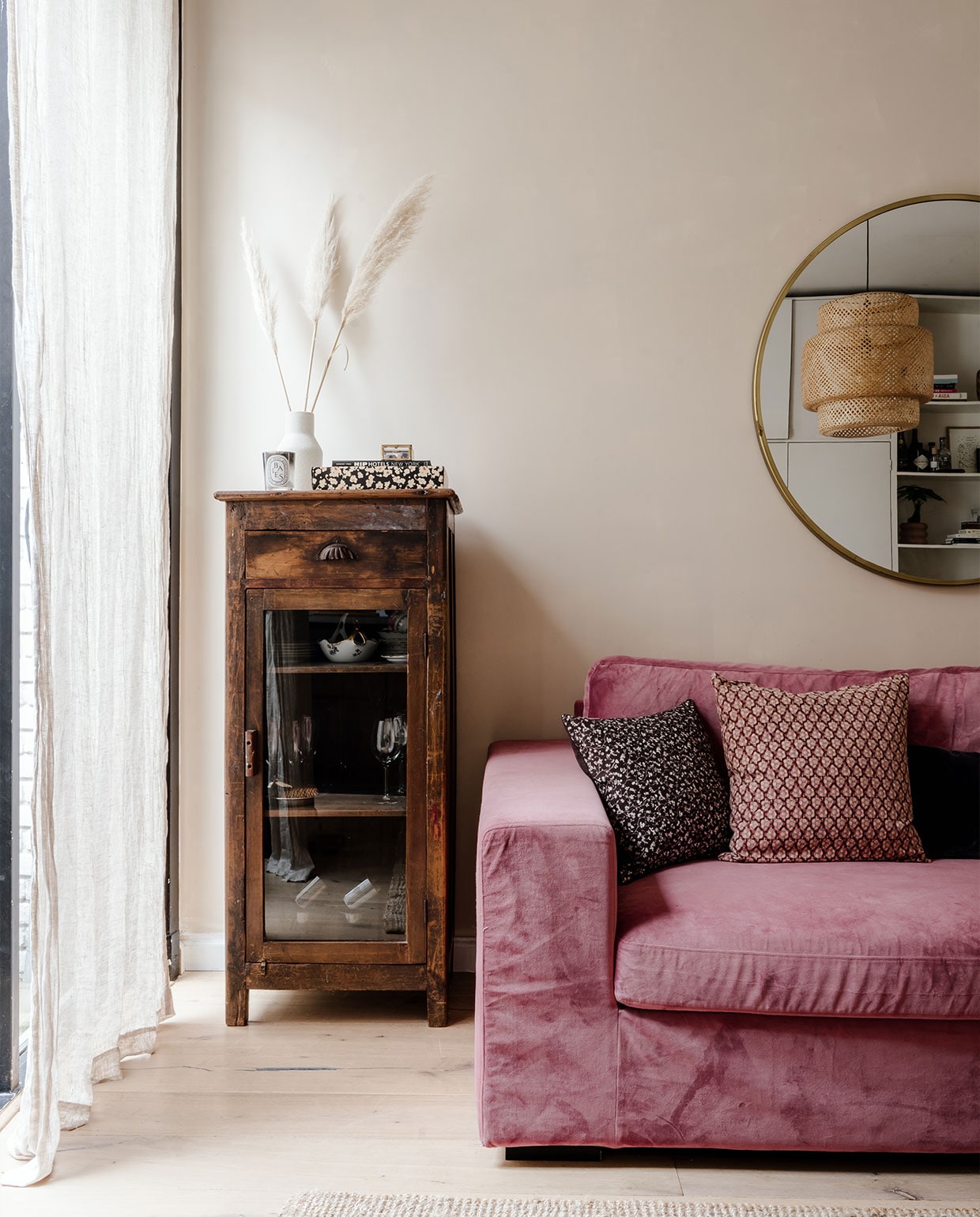 Vloerkleed en lamp Sinnerlig van Ikea, spiegel Sissy-Boy, muurverf Sahara Dust van Pure &amp; Original, zetel en vintage dressoir Homestock, vaas Hema, pluimen uit de tuin, gordijnen H&amp;M Home.