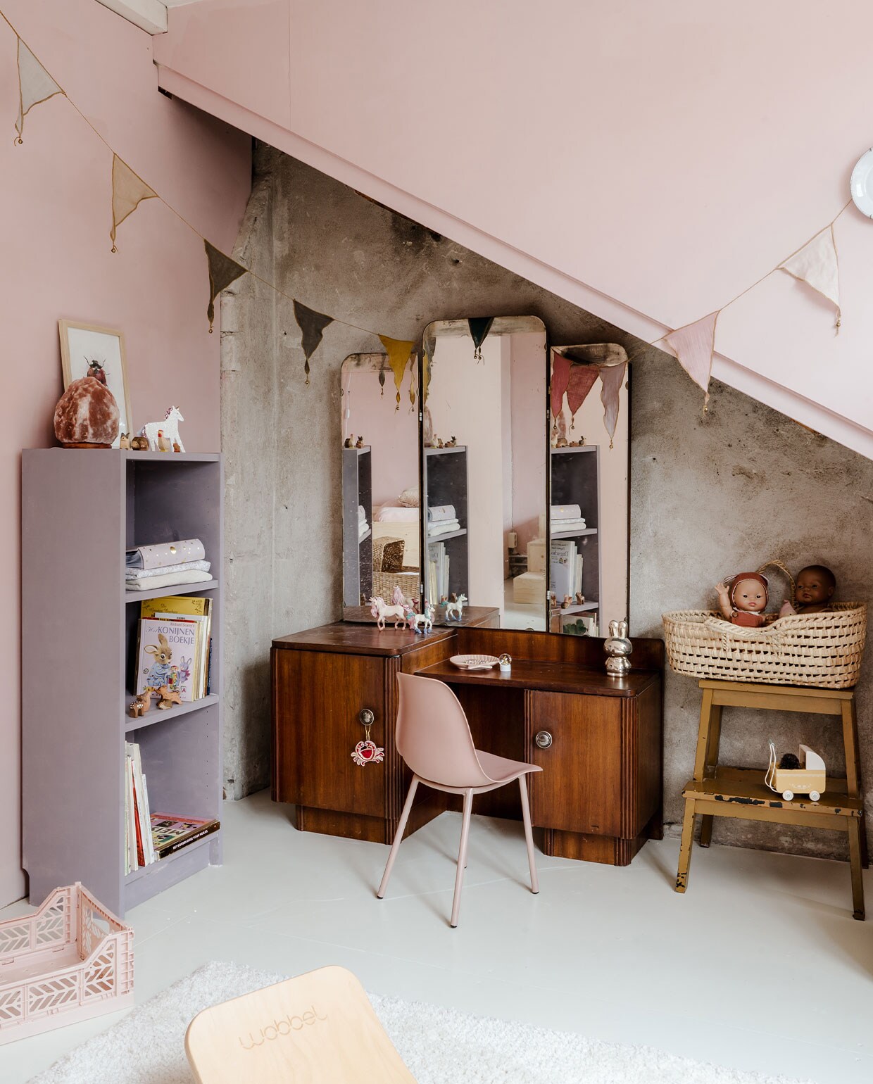 Kast Billy van Ikea in Wood &amp; Wall krijtverf Precious Pink van Gamma, kaptafel vintage, hanger Doing Goods, stoel Kwantum, mand en vlaggenlijn Numero 74, zoutlamp Ekoplaza, houten speelgoedbord Wobbel, kruk Ikea, krat Jysk, overig onbekend.