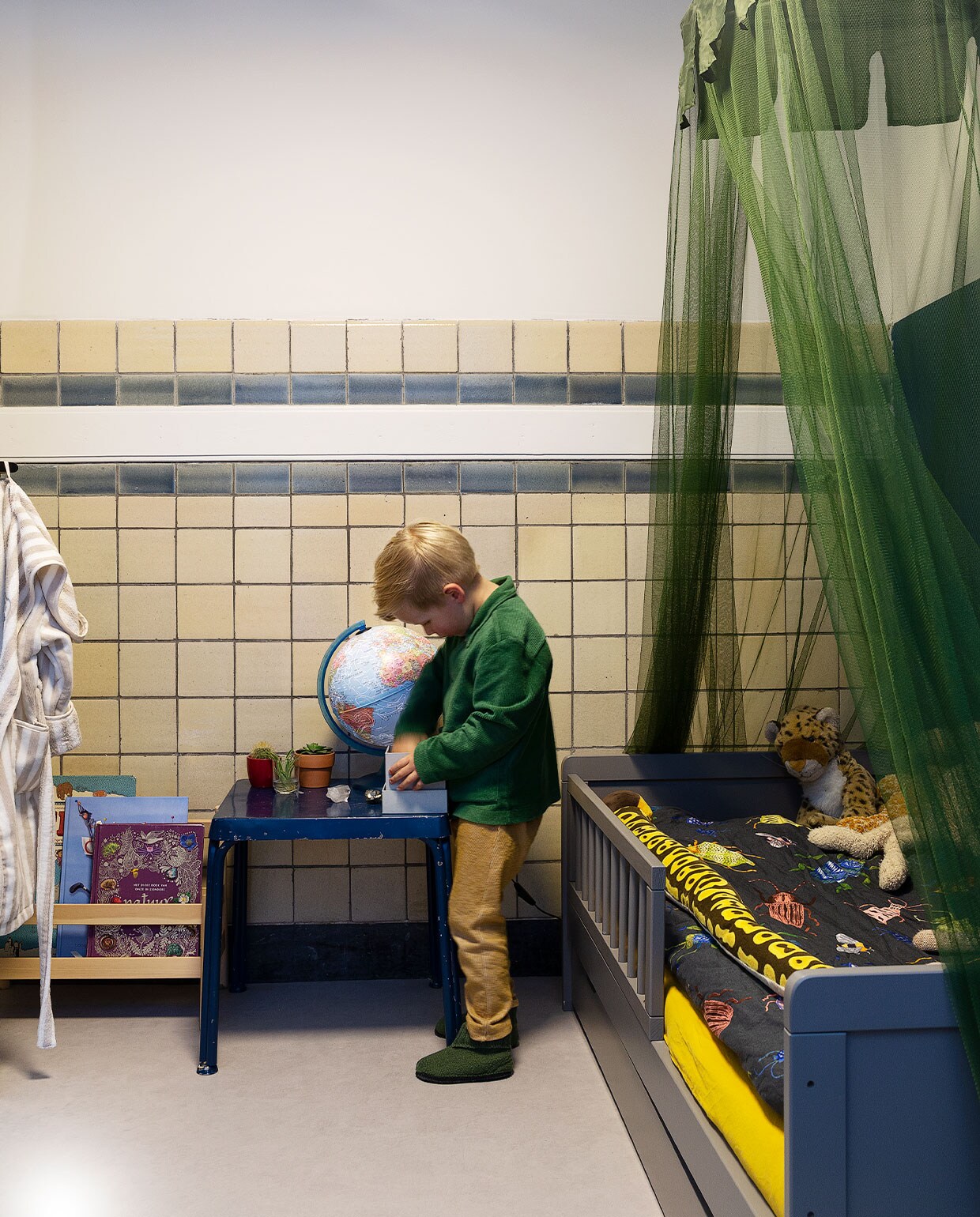 Kinderbed Petit Amélie, beddengoed Wehkamp, klamboe Deconet, knuffelslang Wild Republic, luipaard cadeau. Boekenrek Ikea, speeltafel cadeau. Ochtendjas Zara. Vloer Marmoleum van Forbo. Muurverf Lois van Fairf.