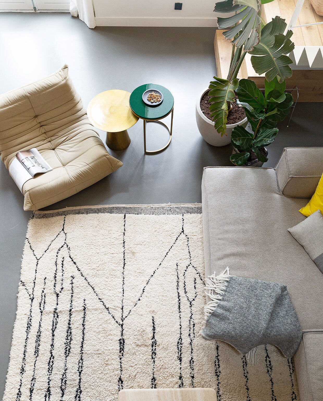 Bank Dunbar van Fést, fauteuil Togo van Ligne Roset, vintage salontafel via Marktplaats, kleed Beni Ouarain uit Marrakech. Plaid Evenaar. Plantenbakken Ferm Living, plant Intratuin.