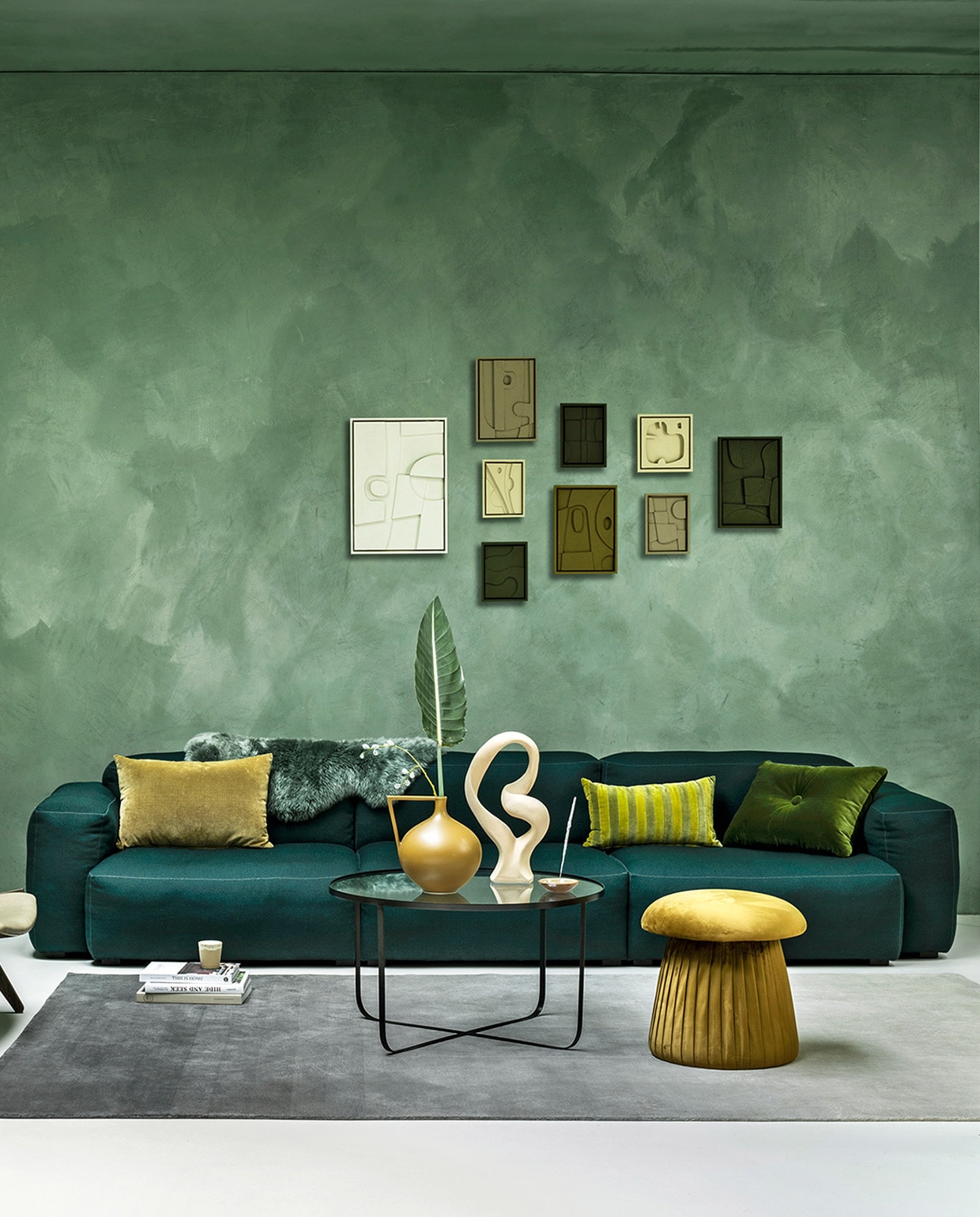 Wollen elementenbank van Hay, 74,6×95,5 cm (dxb), schapenvacht (eijerkamp.nl). Vloerkleed 200×300 cm, leren Knitting stoel van Menu (kasstoor.nl). Schapenwollen Knitting stoel van Menu (designtales.nl). Salontafel van glas en staal van Bloomingville, velours poef van Bloomingville, mosgroen velours kussen van Hay, vaas van HKliving, wit object van Bloomingville (vtwonen.nl). Berber zitpoef (elramlahamra.nl). Metalen vloerlamp Handvark (goeds.nl). Kunst aan de muur van Edith Beurskens(edithbeurskens.com). Okergeel velours kussen, gestreept velours kussen, zandkleurige beker (hkliving.nl). Waxinelichthouder, wierook (sukha.nl). Kalkverf Lagune(cartecolori-dialma.nl). Overig privébezit.