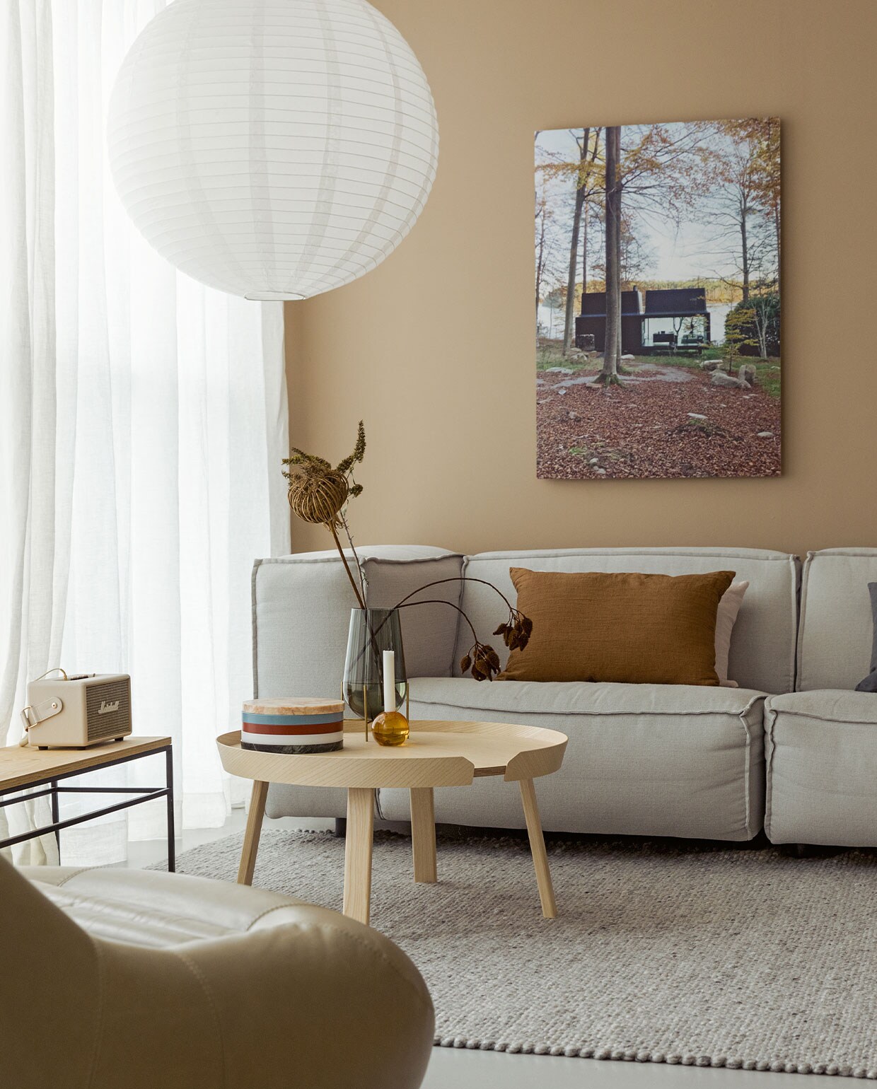 Gordijnen en kussens By Mölle, papieren bollamp Lampionwebshop, fotoprint van hotel Vipp Shelter in Zweden zelfgemaakt, bank Trendhopper, bijzettafel Muuto, foodtrays Five Circles van Muller Van Severen voor Valerie Objects, kaarsenstandaard Fest, Vaas Menu, droogbloemen Bloemetje op Tafel, kleed Karwei, radio Marshall, bijzettafel onbekend, matte muurverf (IG KH M-060) Histor.