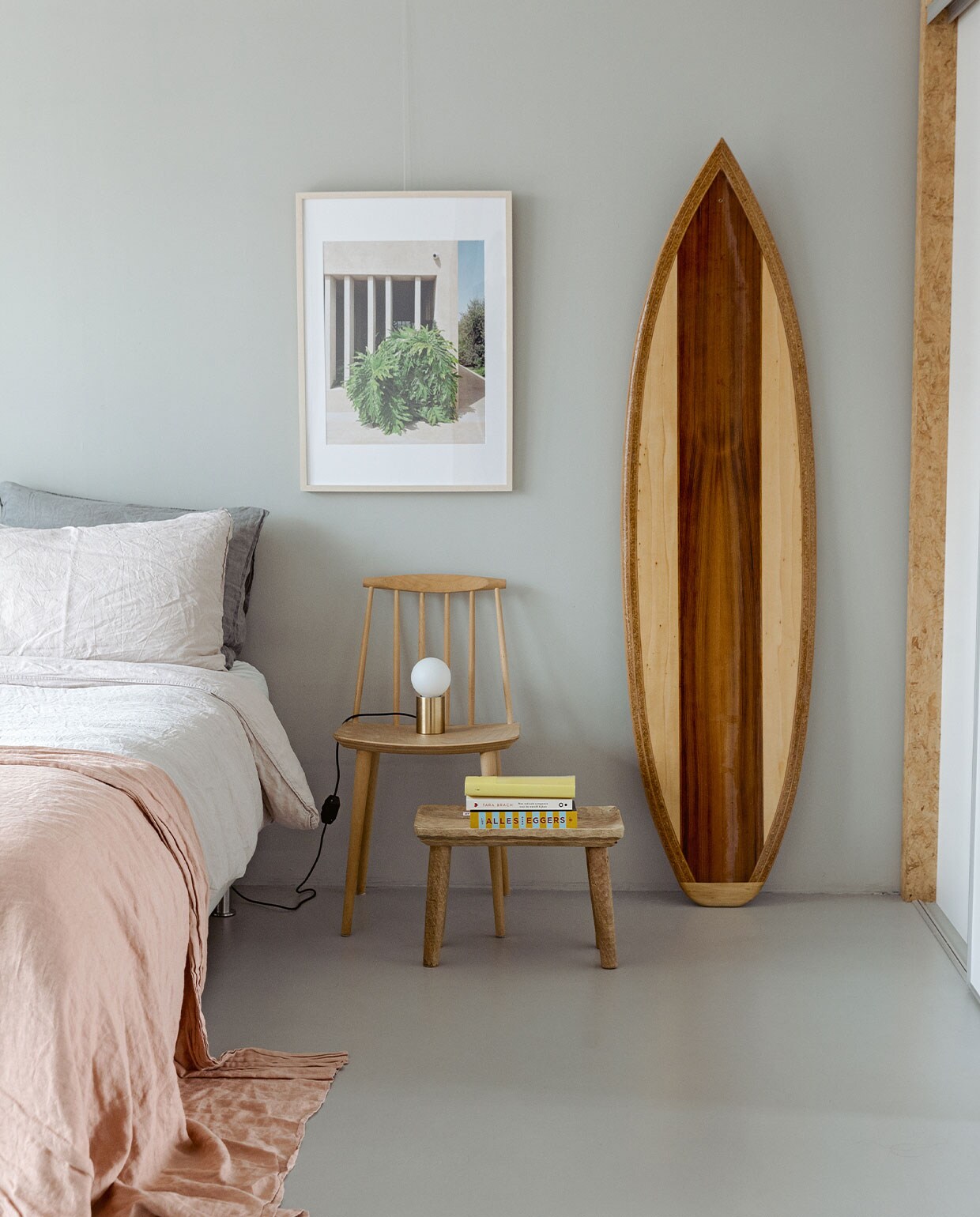 Linnen beddengoed H&amp;M Home, oudroze linnen plaid Pantoufle, stoel Hay, lamp Menu, bijzettafel Zara Home, foto van Olea All Suite Hotel op Zakynthos zelfgemaakt, kiteboard gemaakt door vriend.