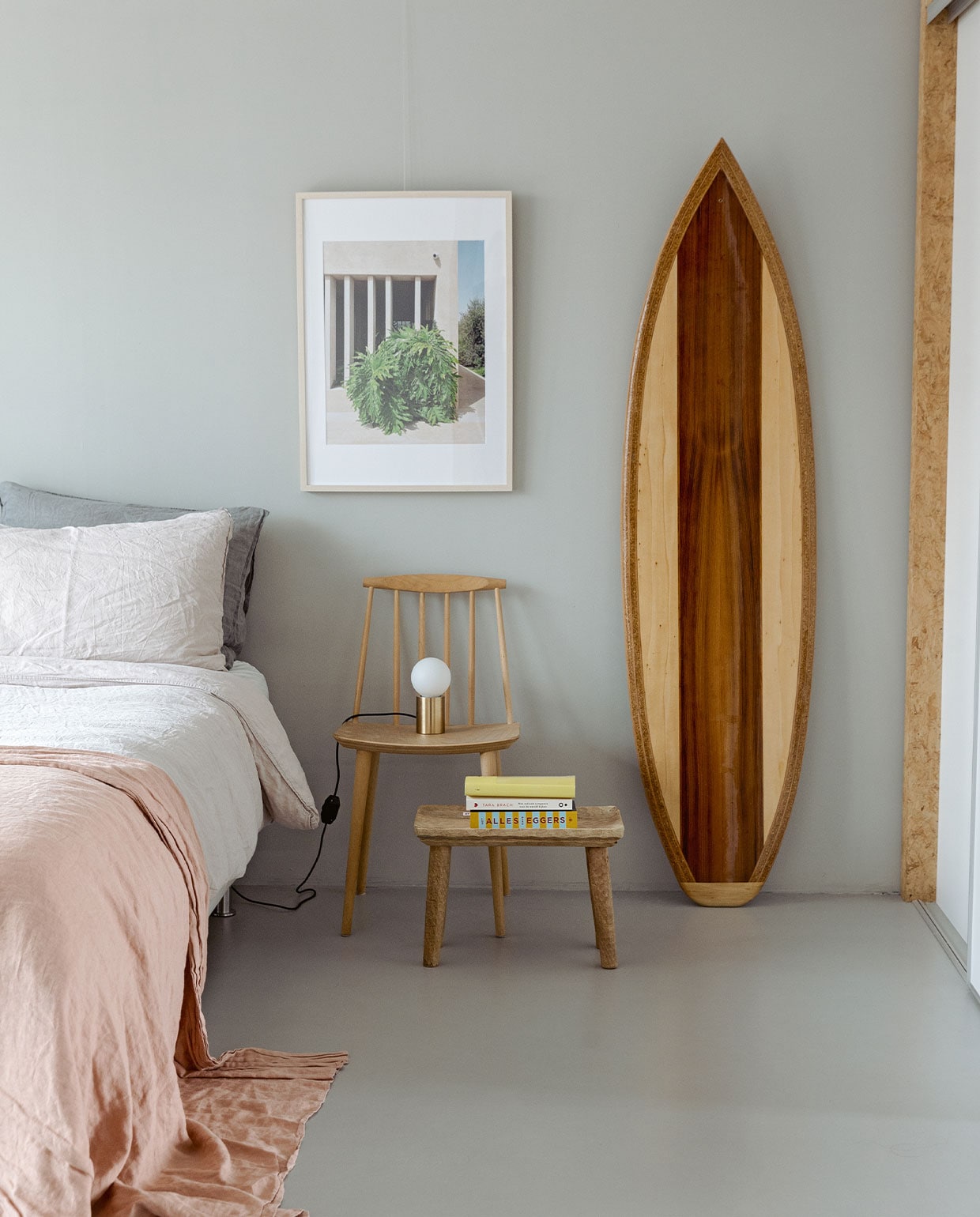Linnen beddengoed H&amp;M Home, oudroze linnen plaid Pantoufle, stoel Hay, lamp Menu, bijzettafel Zara Home, foto van Olea All Suite Hotel op Zakynthos zelfgemaakt, kiteboard gemaakt door vriend.