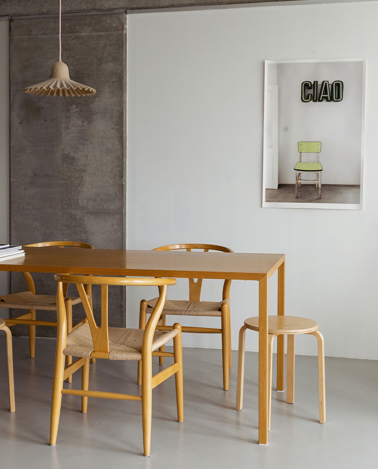 Eettafel Habitat,kruk Ikea, lamp Egg of Columbus van Seletti, fotoprint van hotel Pensão Agricola in Portugal zelfgemaakt, linoleum betonkleur, overig onbekend.
