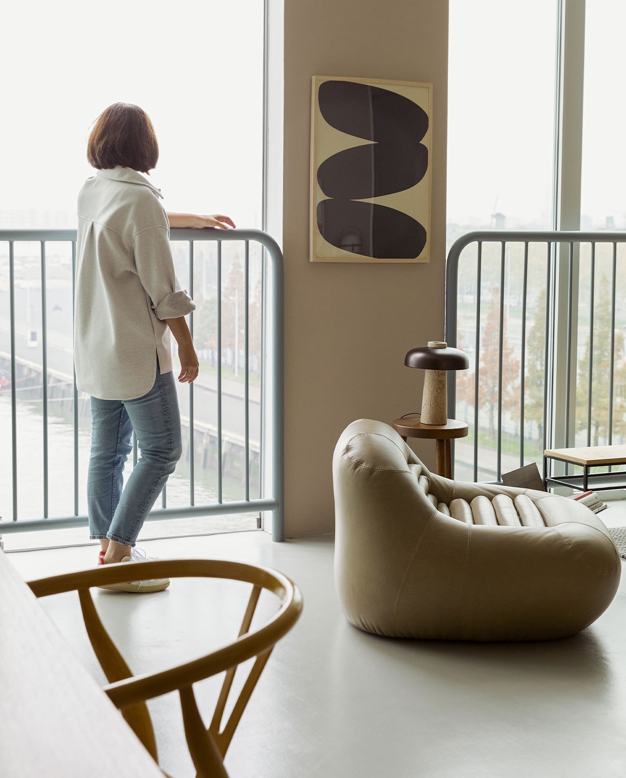 Print Nina Bruun voor Paper Collective, fauteuil en vintage 60’s kruk Fundamente, Reverse tafellamp Menu, magazine houder Monuments voor Menu, bijzettafel en stoel uit Barcelona onbekend, verf op muur Histor muurverf mat (IG KH M-066), geverfde linoleumvloer kleur betongrijs.
