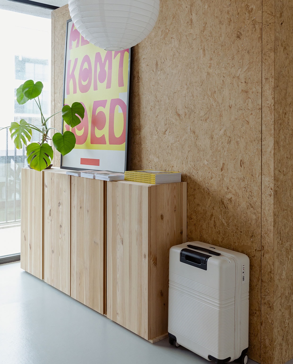 Koffer Nortvi, print 72b, guides Petite Passport, plant Intratuin, kasten Ikea, lamp Lampionwebshop, houten kast als roomdivider herkomst onbekend.