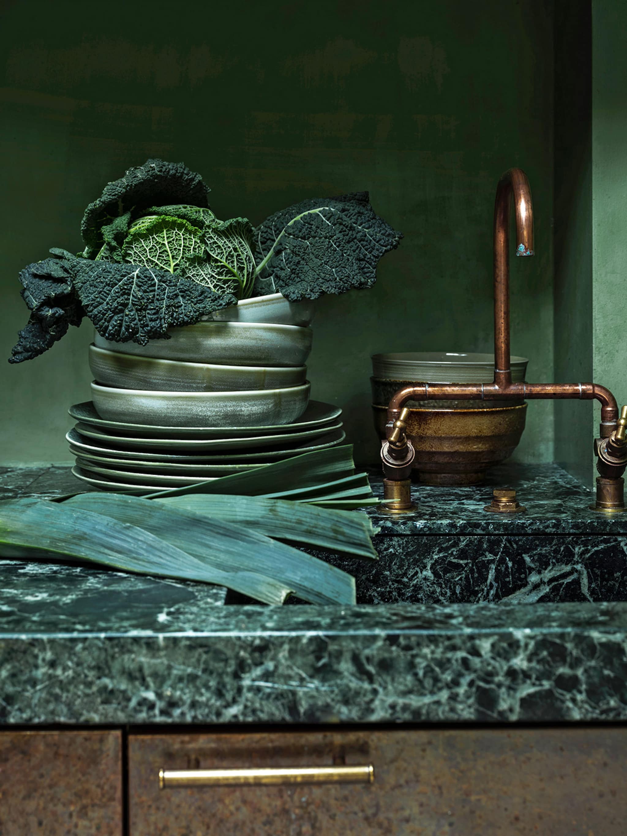 van de badkamer tot de keuken gekleurd marmer is de woontrend van het moment