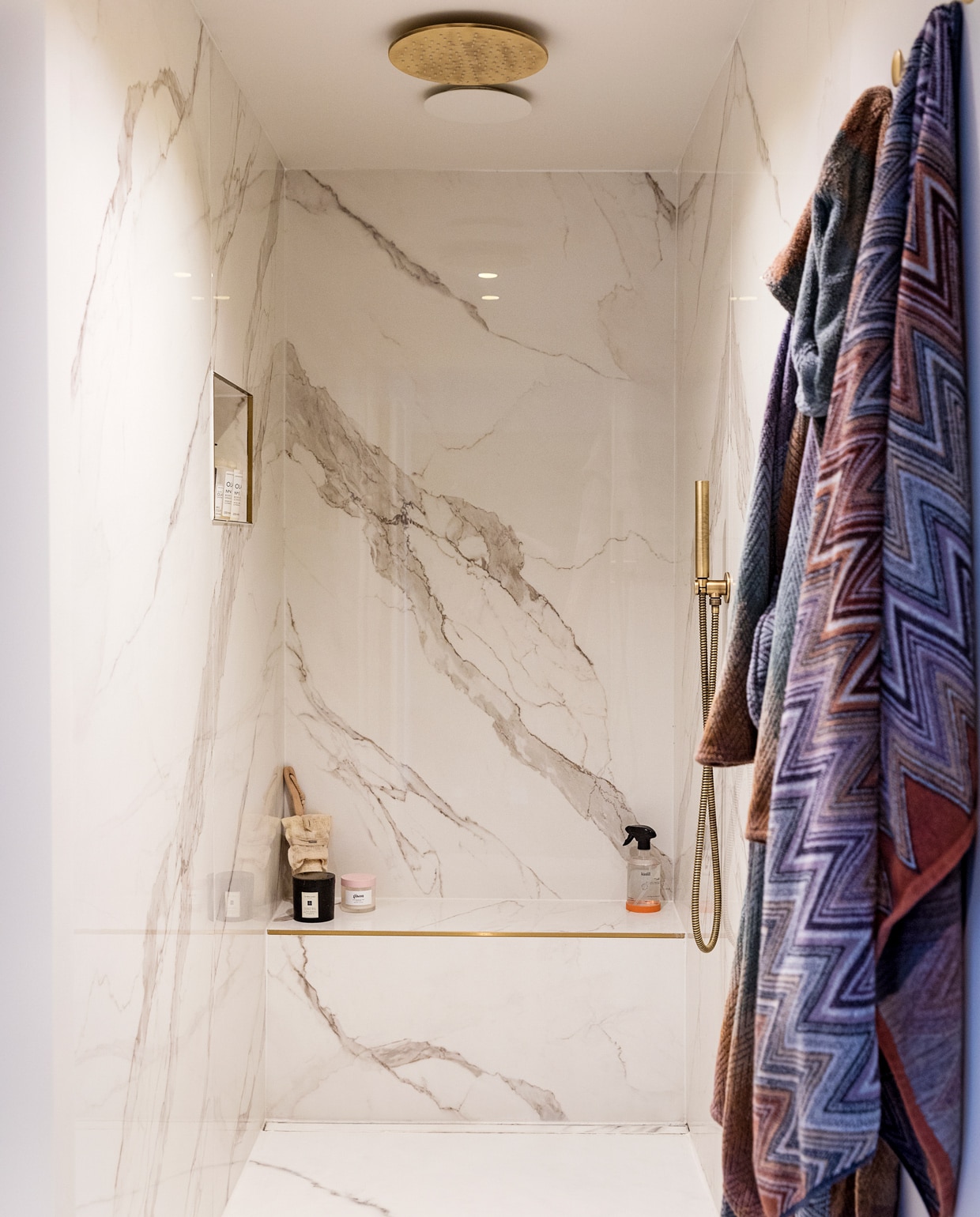 Douche RS2308 en kranen Salenzi. Haken Muuto. Badjassen en handdoeken Missoni. Radiator Vasco.
