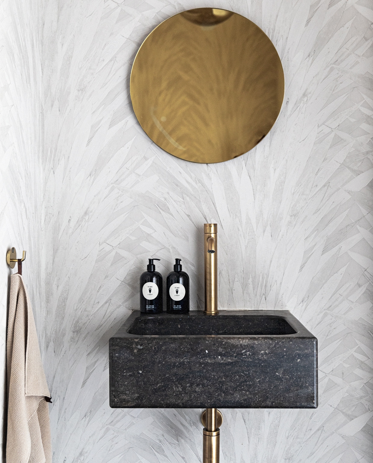 Spiegel Ethnicraft. Wasbak Salenzi. Doek Missoni. Haak Muuto. Beautyproducten Diptyque.