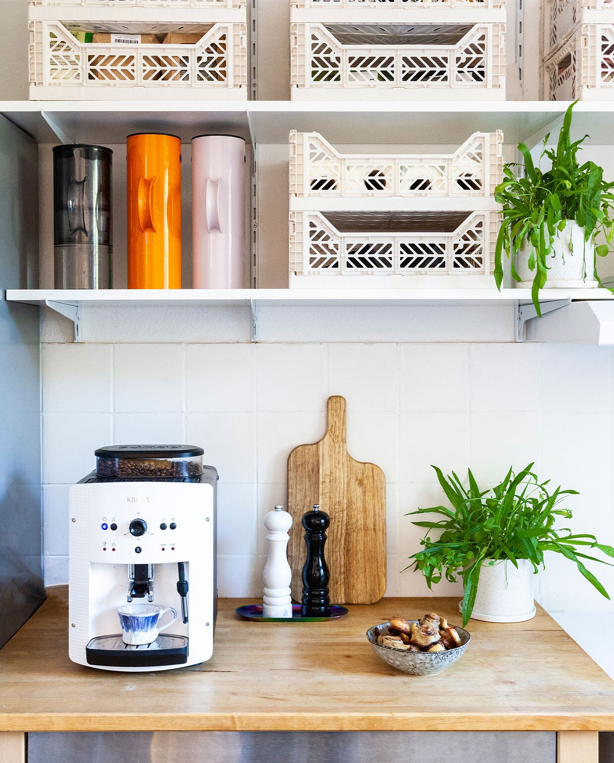 Thermoskannen Stelton, kratten Hay, koffiemachine Krups. Overig onbekend.