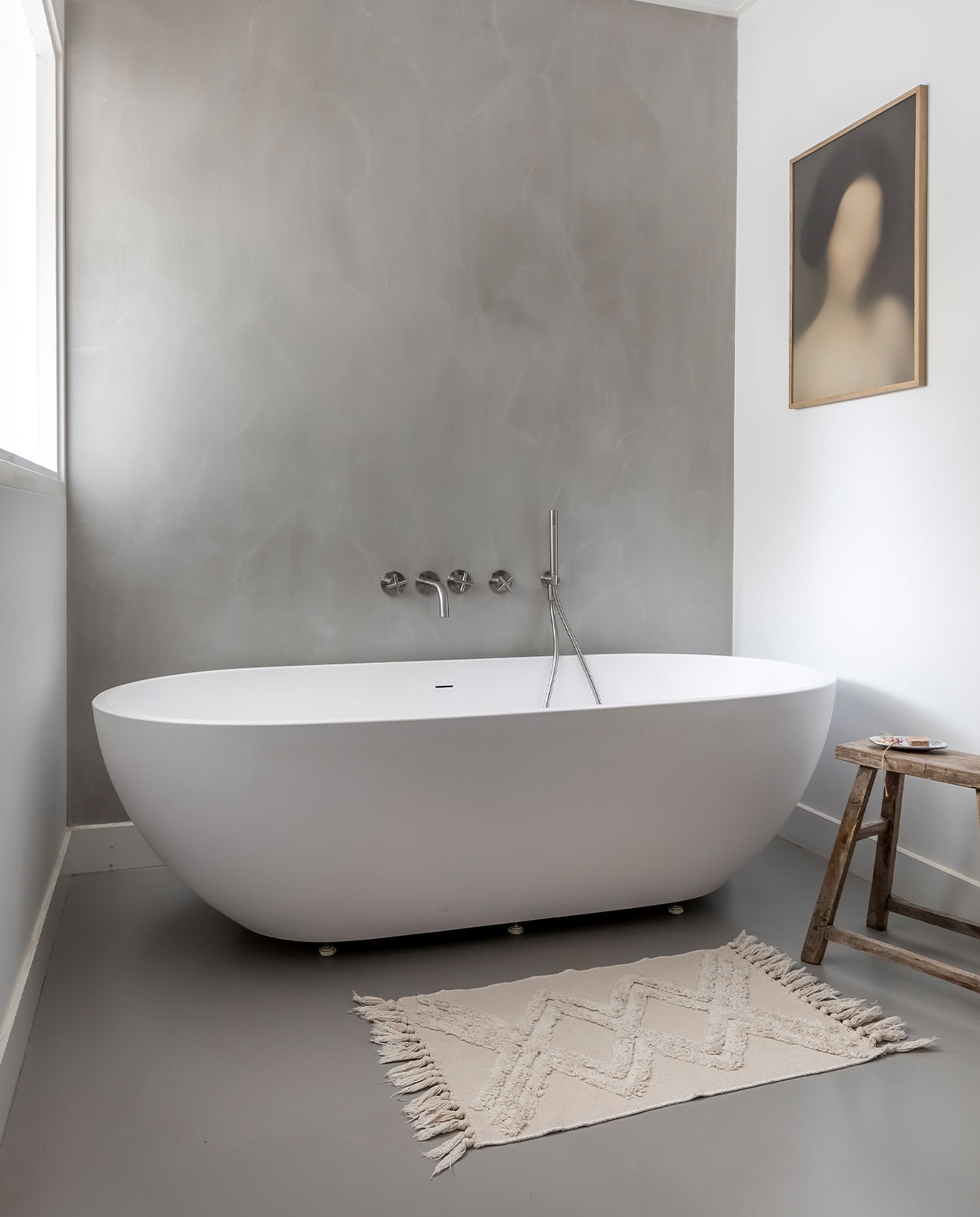 Badmat Kruidvat, kruk Cooperz Wonen, kraan Ben, kunstwerk Curilla Design, vloer en achterwand Senso, witte muur ral 9016. Overig onbekend.