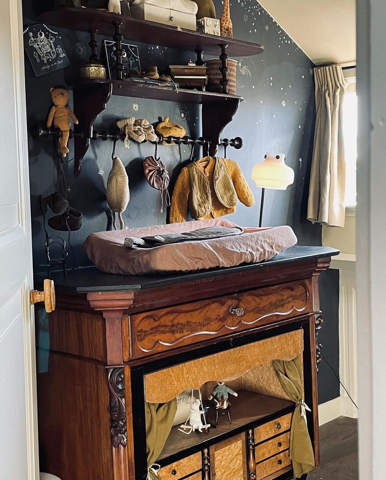 Antieke commode en poppen- en uitstalkast Marktplaats. Fantasiebeest links Babette’s Wereld.