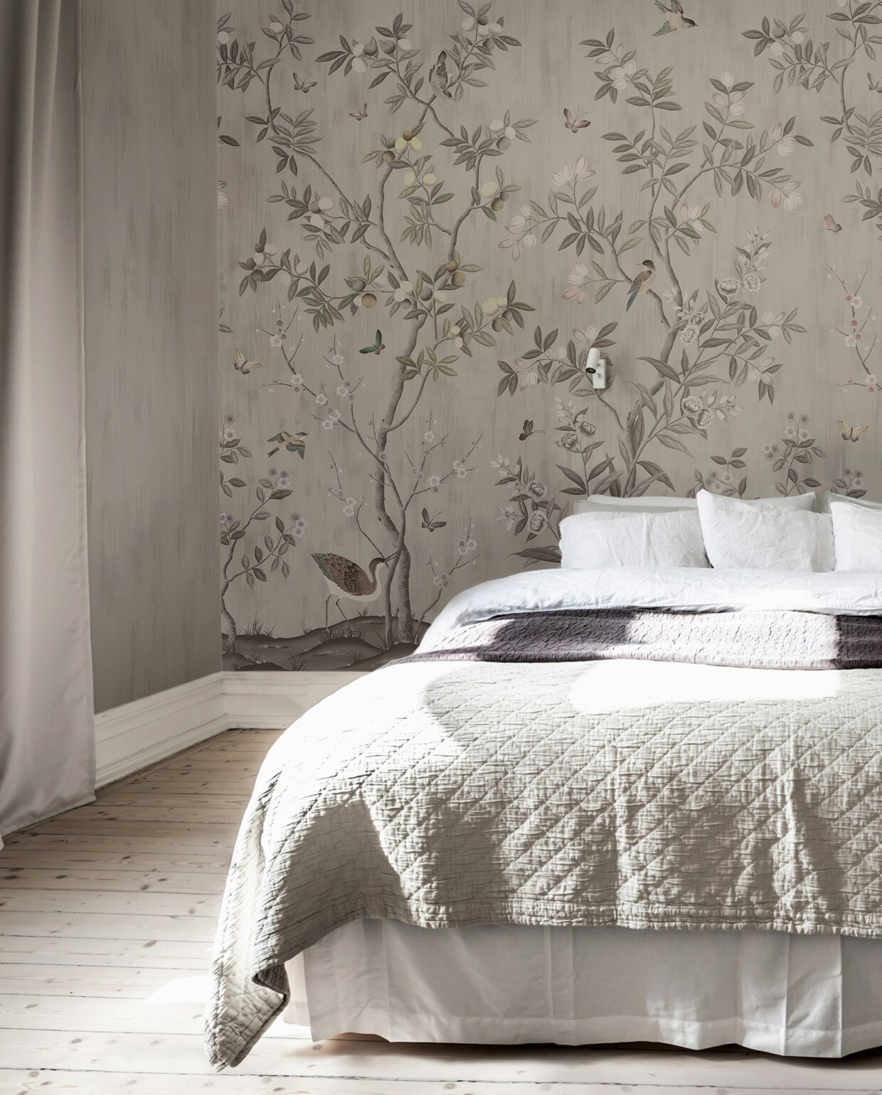 Behang op maat Chinoiserie Chic in powder beige (rebelwalls.com).