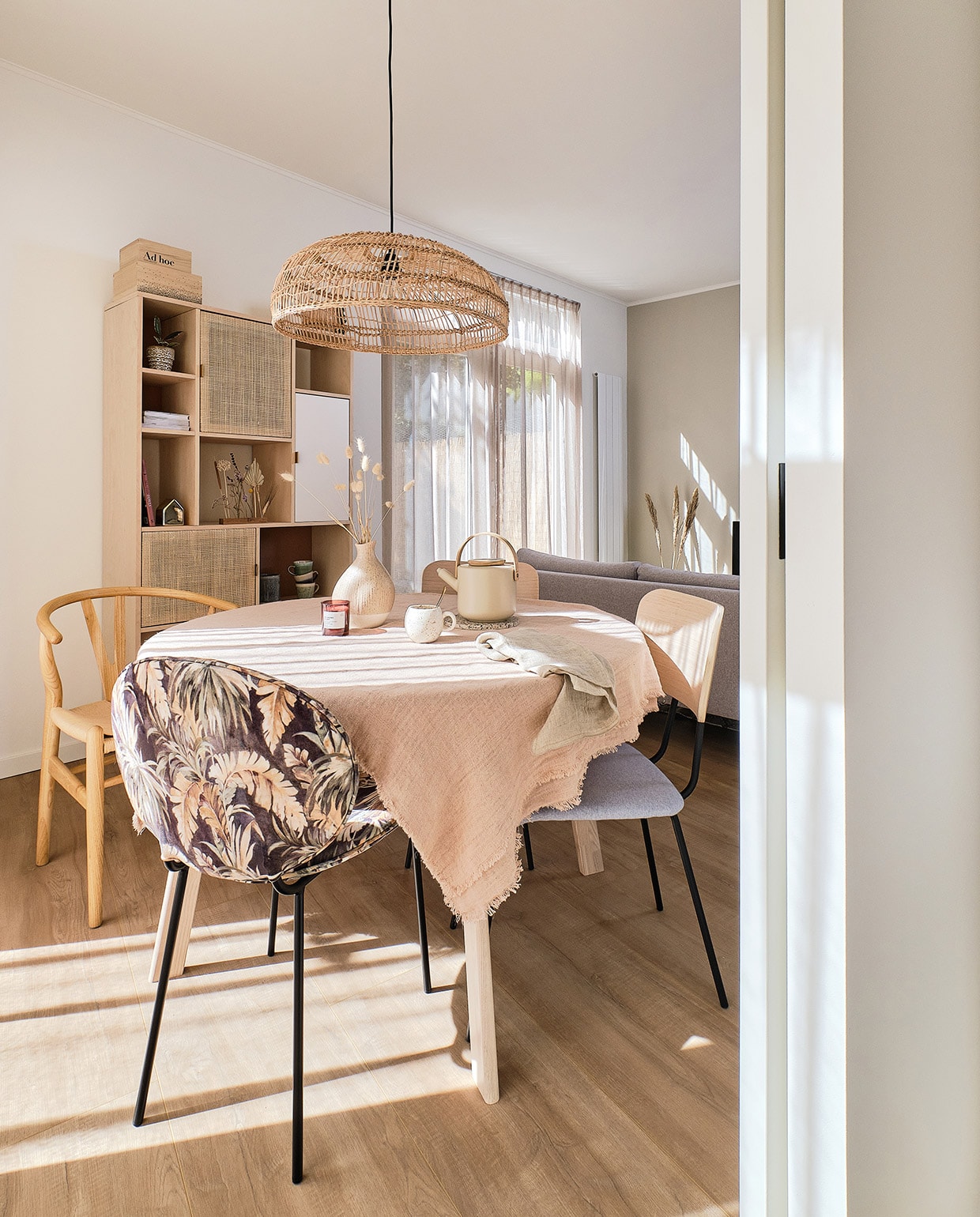Tafel Woood. Hanglamp, tafelkleed, wijnglazen en servies HKliving. Gordijnen whkmp’sown Wehkamp. Houten stoel Sklum. Stoffen stoel Kwantum. Theepot Stelton via fonQ. Vaasje Jysk. Kast Maisons du Monde. Kistjes Bloomingville. Plant in pot fonQ. Cirkelvaas H&amp;M Home. Huisje Bloomingville. NEE | vtwonen special tiny houses | Fotografie Roos Oosterbroek dRaw studio 24  | Tekst Sara Madou