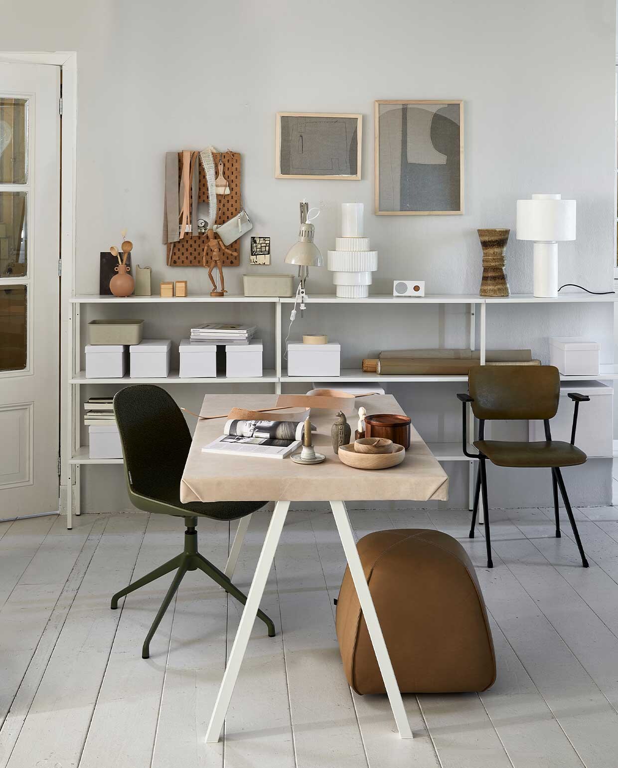 Op de wand muurverf Chalk White, per liter € 47,10 (pure-original.com). Werkblad Melltorp € 19,99, lap leer prijs op aanvraag (echtleer.nl). Bureaustoel Albert Kuip € 289,- (zuiver.com). Leren poef BimBom € 449,- (designonstock.com). Bureaustoel met nepleren bekleding € 150,-, bruine vaas € 65,- (neeflouis.nl). Wandrek Rack, 108 cm (h), per 2 € 37,50, grenen planken 97,5×30,5 cm (bxd), per 3 € 81,75, witte aardewerken vaas Gear, 24×46 cm (Øxh) € 151,99, terrakleurig vaasje Goodness in Cameo Brown, 12×15 cm (Øxh) € 22,70 (vtwonen.be). Matwitte tafellamp Gesso, 28,5×51 cm (Øxh) (hkliving.nl). Aan de wand lijst Fant vanaf € 189,-, kandelaar op werktafel € 14,50, walnoothouten bord € 55,-, walnoothouten schaaltje € 28,50, lepel € 4,95 (sukha.nl). Houten tekenmodel Gestalta € 9,99, ophangbord Skadis, 36×56 cm € 20,99, beige doos Nojig € 1,-, draagbare bluetooth speaker Eneby € 17,99, dozen Tjeena in kast vanaf € 4,99, beige bureaulamp Tertial, € 19,99 (ikea.nl). Overig privébezit.