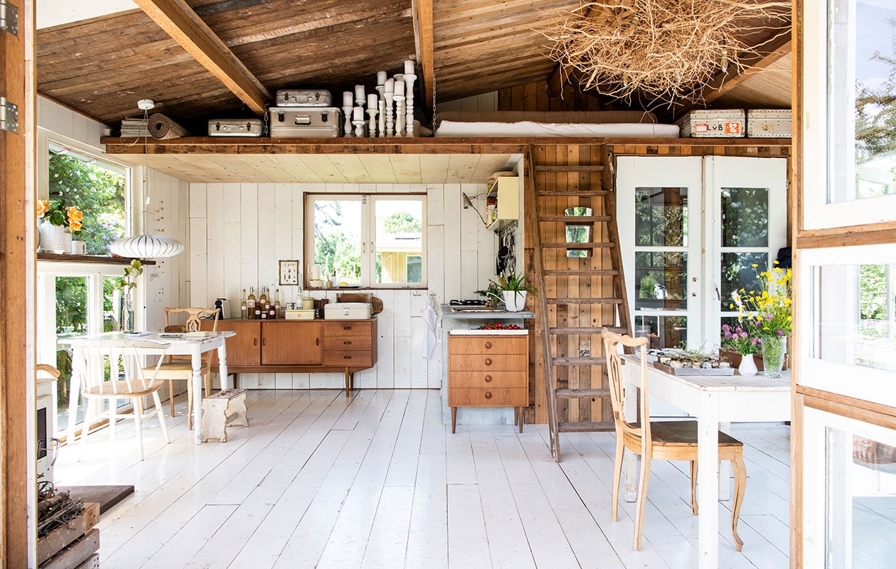 Vloer gemaakt van gevonden planken, tafel Van Dijk &amp; Ko, bord met tekst gemaakt door Simone, tegels Kringloop De Driesprong, gieter Kringloop Vintage &amp; More, potjes Salie Leiden, houten kist winkelgloria.nl. Planten: pannenkoekplant, stek fluweelboom, lupine, tomaat.