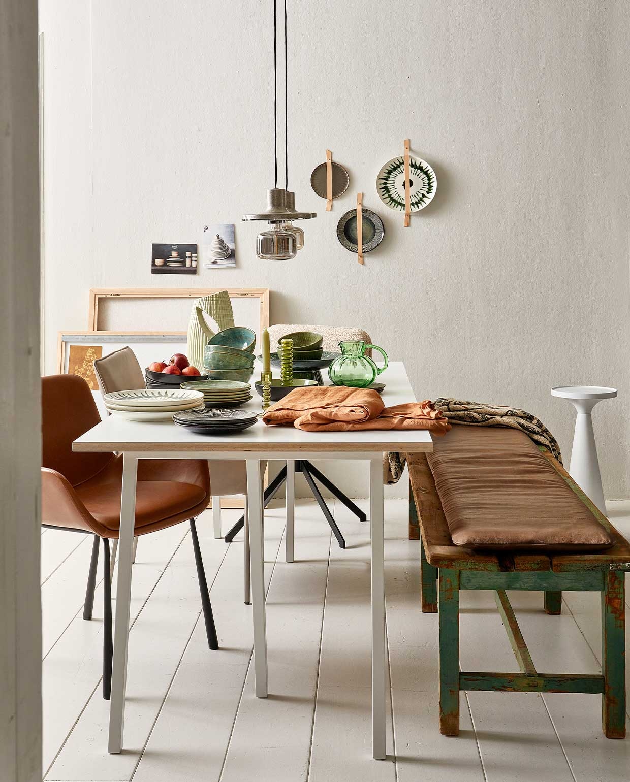 Tafel Loop Stand van Hay, 180×87,5×180 cm (bxl) € 769,-, servies van voor naar achter: bord met gestreepte rand, 21,5 cm (Ø) per 4 € 35,80 (ook aan de wand), witte borden met groene streep, 28 cm (Ø), per stuk € 26,95 (ook aan de wand), zeegroen bord, 20,5 cm (Ø), per stuk € 17,60, diep bord met appels, 30 cm (Ø), per stuk € 17,30, zeegroene kom, 16 cm (Ø), per stuk € 18,10, donkergroen bordje met geschulpte rand, 18 cm (Ø), per stuk € 19,75 (ook aan de wand), linnen tafelkleed Gracie van Broste Copenhagen, 160×300 cm € 76,99, plaid op bank, 130×160 cm € 21,65 (vtwonen.nl). Groene schaal op voet, 30 cm (Ø) € 79,95, erop groene kom, 16 cm (Ø), per 2 € 23,95, groene glazen kan, 16×15 cm (Øxh) € 34,95, glazen kandelaar vanaf € 17,95, geribbelde vaas 32 cm (h) € 59,95 (hkliving). Leren kussen, 40×180 cm € 329,- (nahka.nl). Hanglamp Skye, 20 cm (Ø), per stuk € 75,-, stoel Tyler op kruispoot € 379,- (zuiver.com). Houten bankje € 75,- (vandijkenko.nl). Foto’s privébezit.