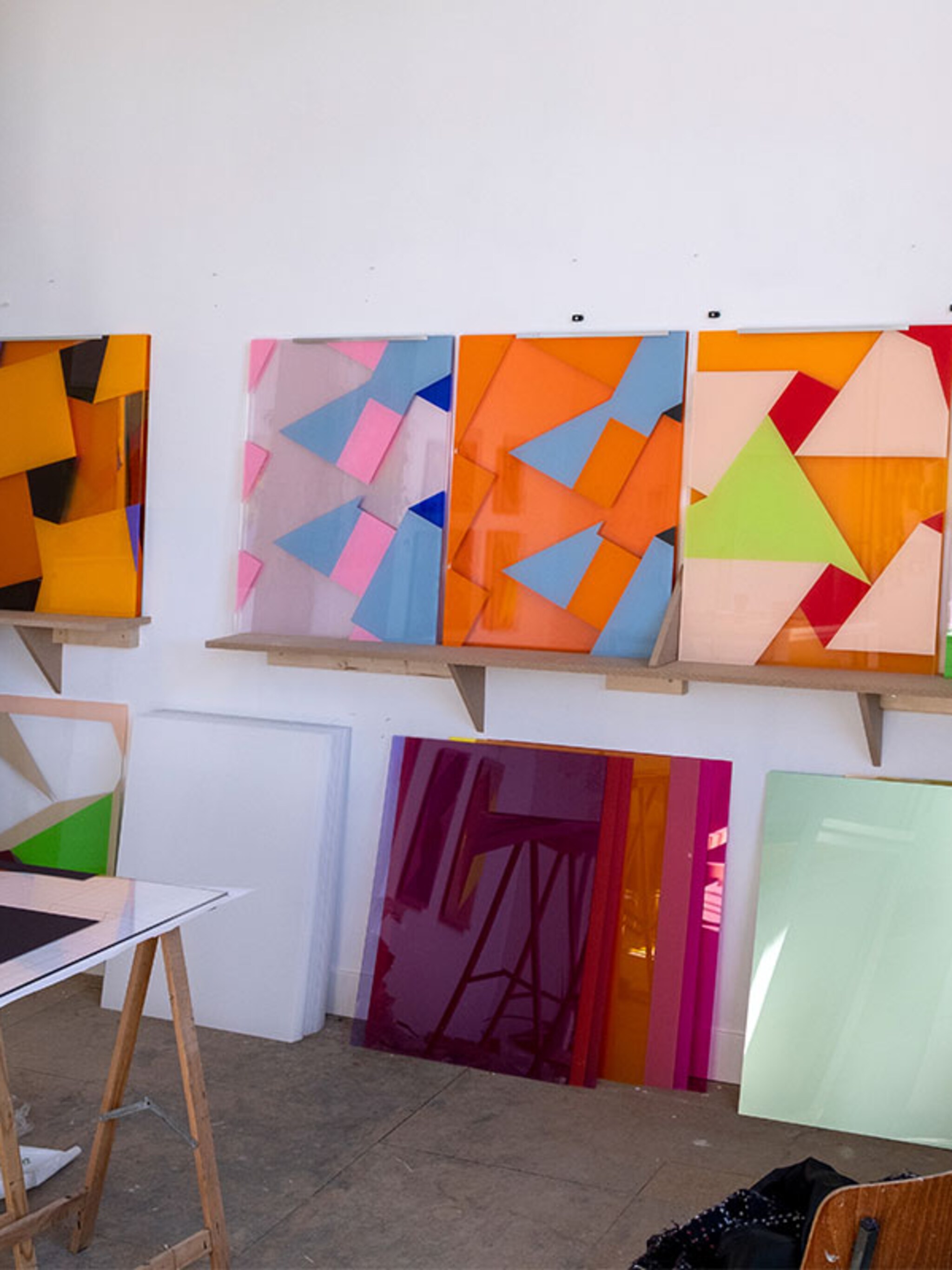 geertje maakt kleurrijke geometrische schilderijen op acrylglas