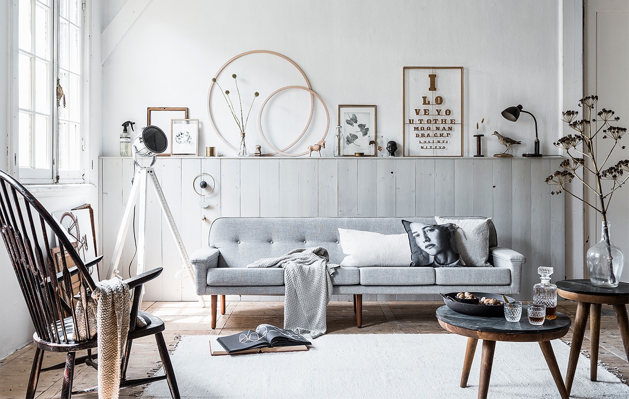 Verf lambrisering Pavilion Gray No 242, Estate Emulsion (). Grijs gemêleerde 4-zits bank Ervee, oude bureaulamp (). Fauteuil Windsor, vloerkleed van vtwonen, salontafel Trident zwart marmer, plaid Alpaca, kussen met portretfoto van Zusss, linnen kussen van Zusss, sjaal van Zusss, afbeelding fiets Wall Art Carl, houten letterbak (). Fabriekslamp, oude lijst, houten oude klos, vogel (). Houten lijst van Moebe met poster, houten lijst van Moebe met poster, transparante lijst, vaas met gouden rand van Nordal, beeldje Love Warrior, fles met takje Etnic, zwart kinderkopje, boek Oscar (). Muurornament Mobile van House Doctor, gouden lijst Framed Lettering van Anna+Nina, houten paard van , Kay Bojesen, kussen Almond van van By Mölle, (). Houten hoepels (). Whiskyfles, whiskyglazen (). Roomspray (). Bril (). Oude lijst en onderste boek (kringloop). Overig privébezit.