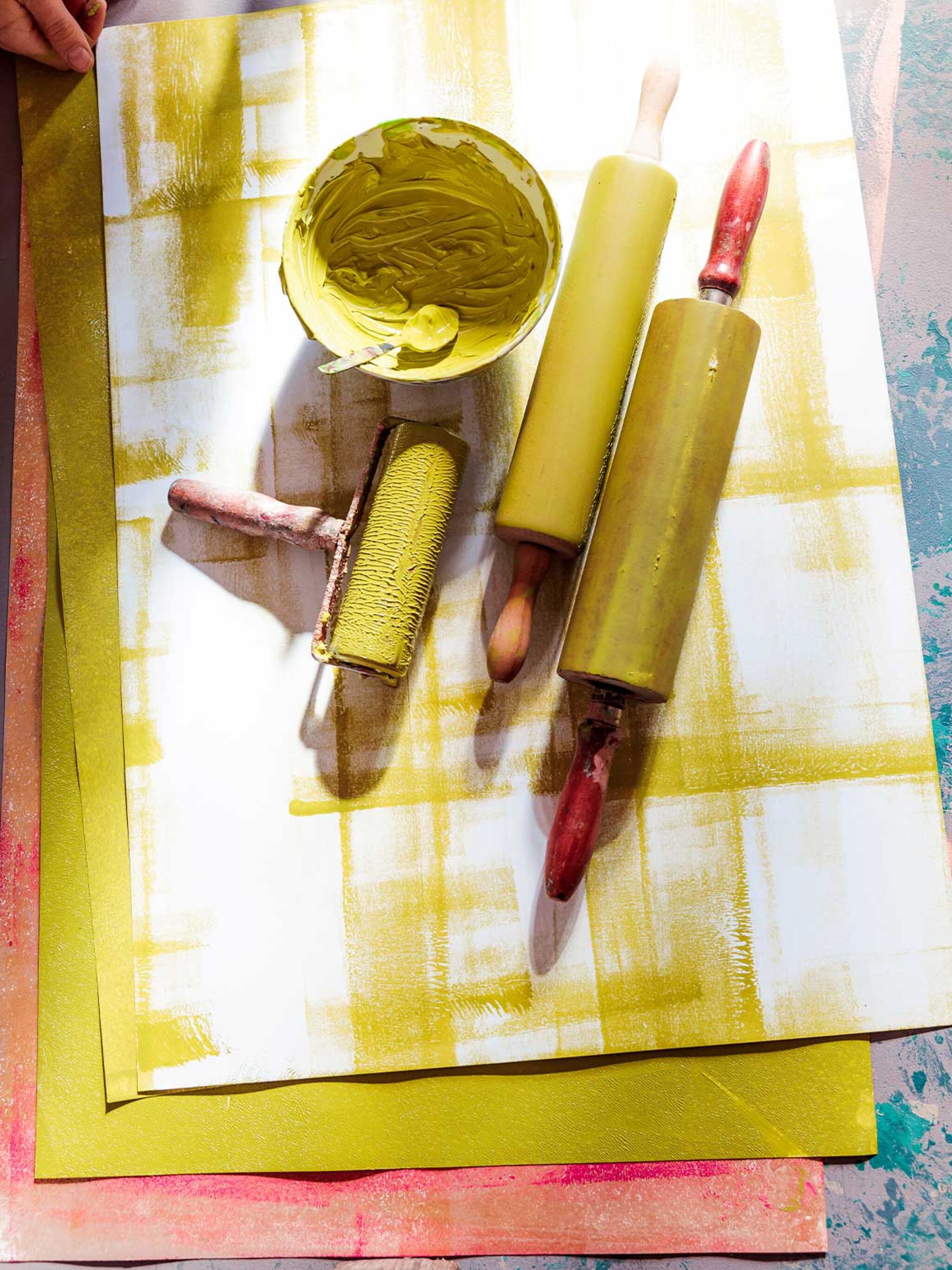 ontdek het ambacht esther en marijn maken monoprints met veel kleur en vormen