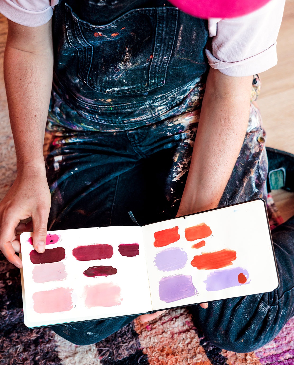 Marijn: ‘Wij houden van clashende kleuren, zoals fuchsia en saffraan. Die combinaties, en alle kleuren die we hebben gemengd, sla ik op in een soort logboek. Het is een kleurenarchief geworden waar we ook weer inspiratie uit halen.’