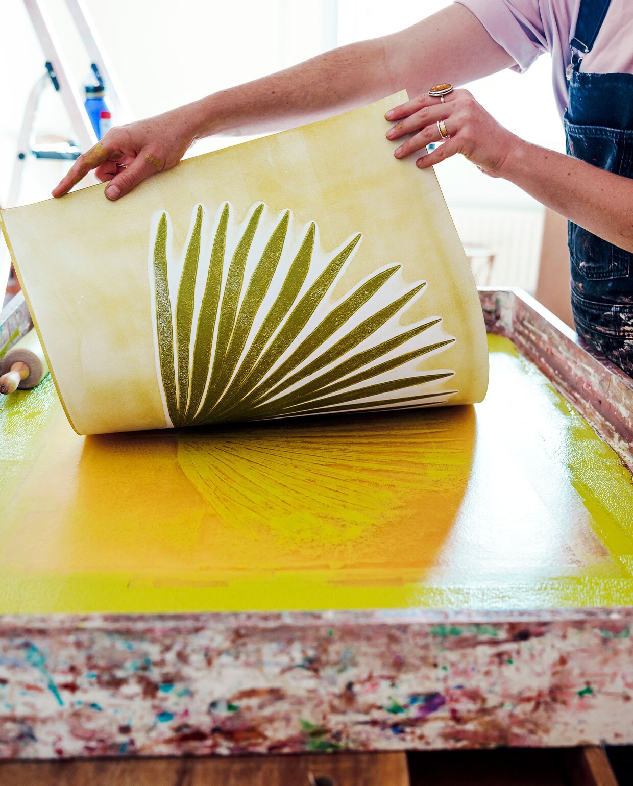 Marijn: ‘Als een monoprint droog is, is het werk nog niet gedaan. Omdat we enkele prints maken, varieert onze collectie continu en moet elke print gefotografeerd worden. Na fotografie volgt de kleurcorrectie op de computer, zodat het werk er online hetzelfde uitziet als in het echt.’
