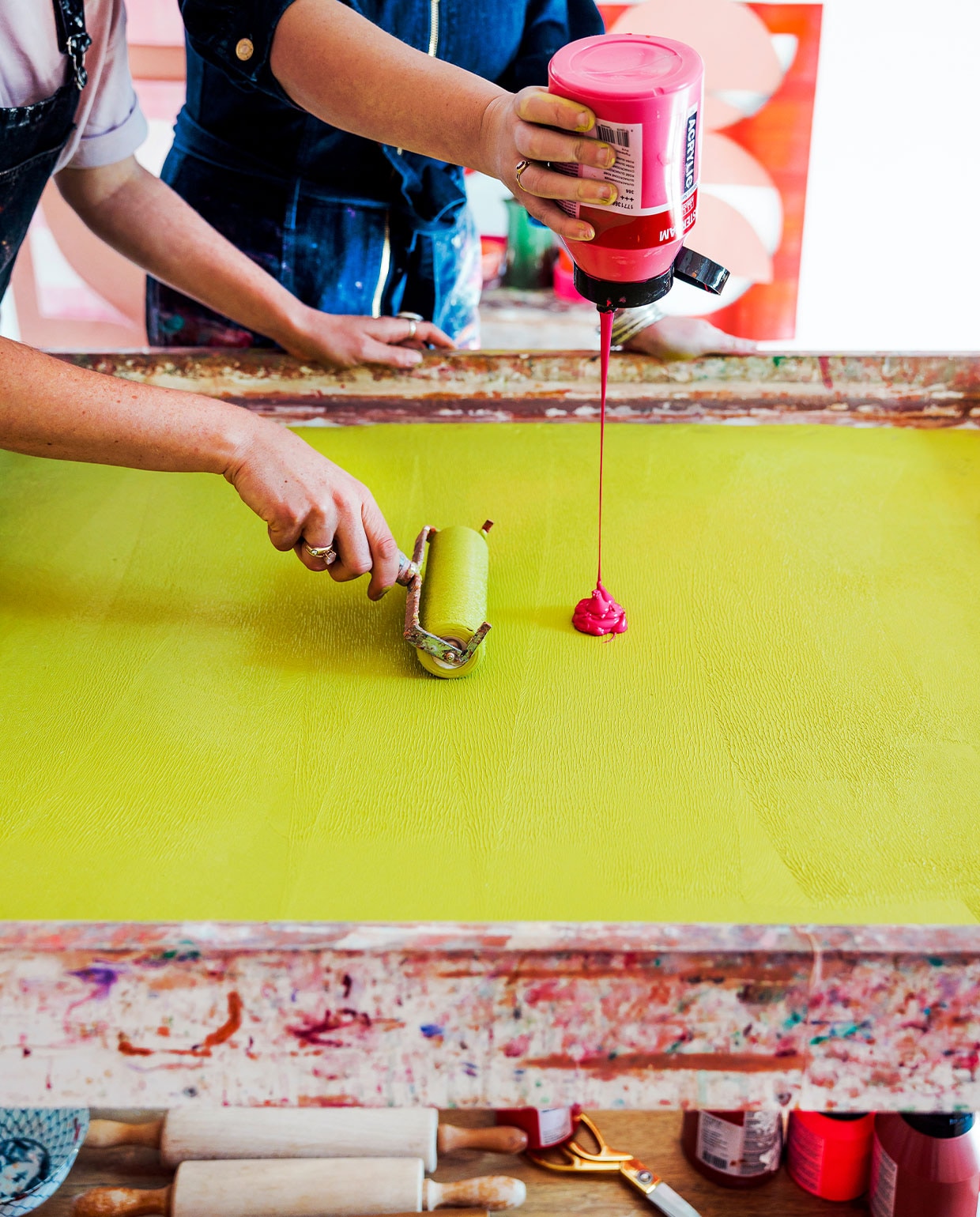 Marijn: ‘We rollen de acrylverf met een rollertje op de printplaat. Je krijgt een spannend contrast door af te wisselen tussen wat dikkere lagen verf met veel structuur erin en dunnere, meer transparante lagen.’
