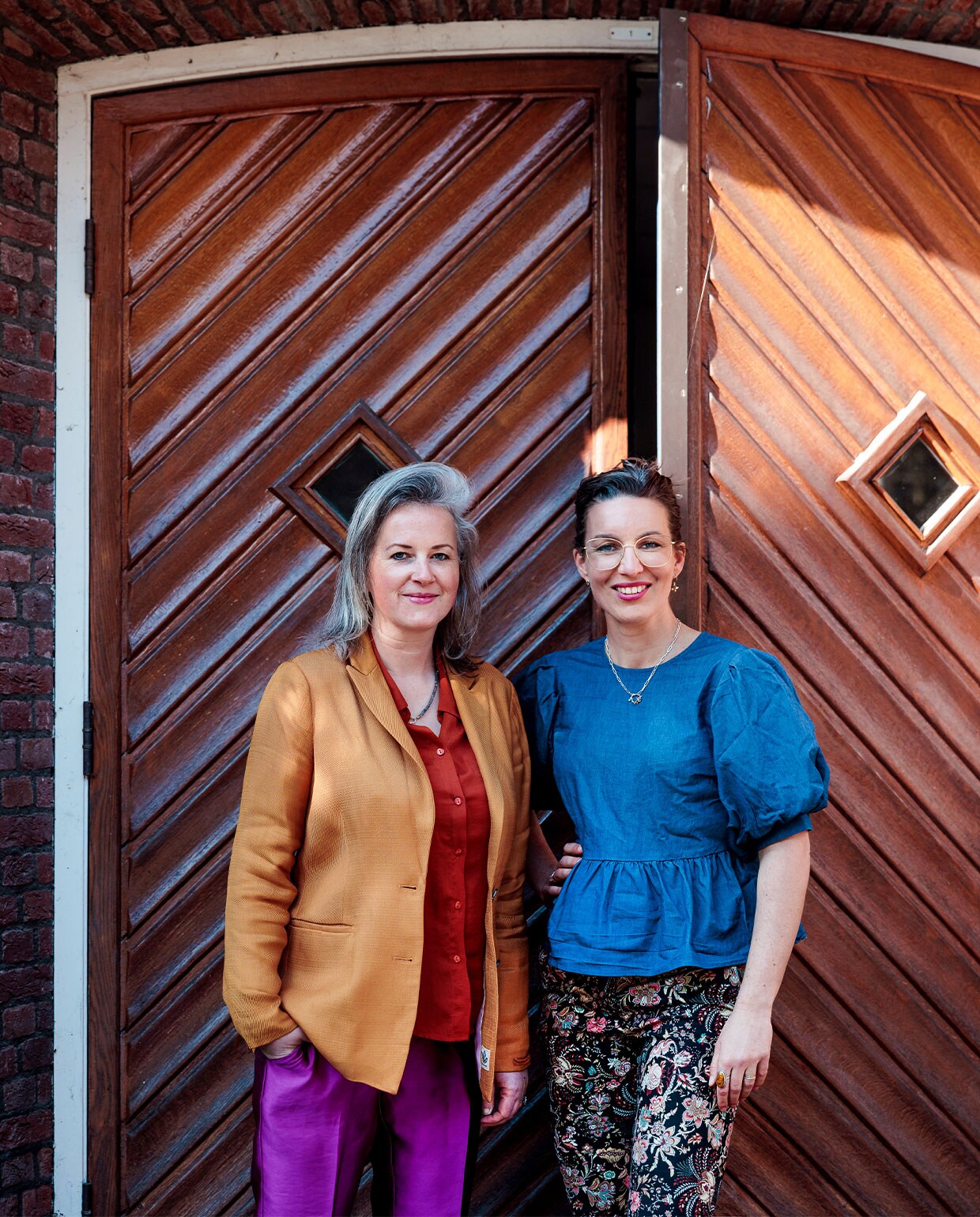 Marijn (links): ‘Een keer per maand houden we open atelier. Het is leuk om te zien hoe divers de mensen zijn die ons werk kopen: van studenten die ervoor hebben gespaard tot goed bedeelde Gooische gezinnen. Veel mensen komen regelmatig terug. Ons werk is goed met elkaar te combineren, dus meestal blijft het niet bij de aanschaf van één print.’
