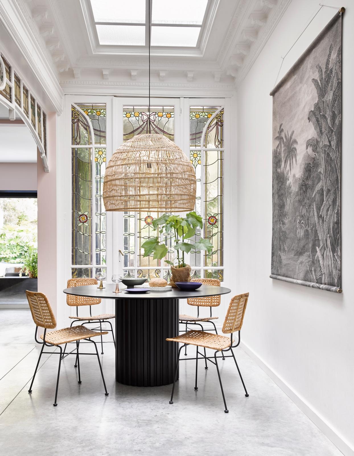 Eetkamerstoel rotan met metaal € 239,-, hanglamp Wicker, riet, 50×60 cm (hxb) € 295,- en eettafel Pilar, 75×140 cm (hxb) € 895,- vtwonen 05-2020 | Fotografie Alexander van Berge, productie Corrien Flohil