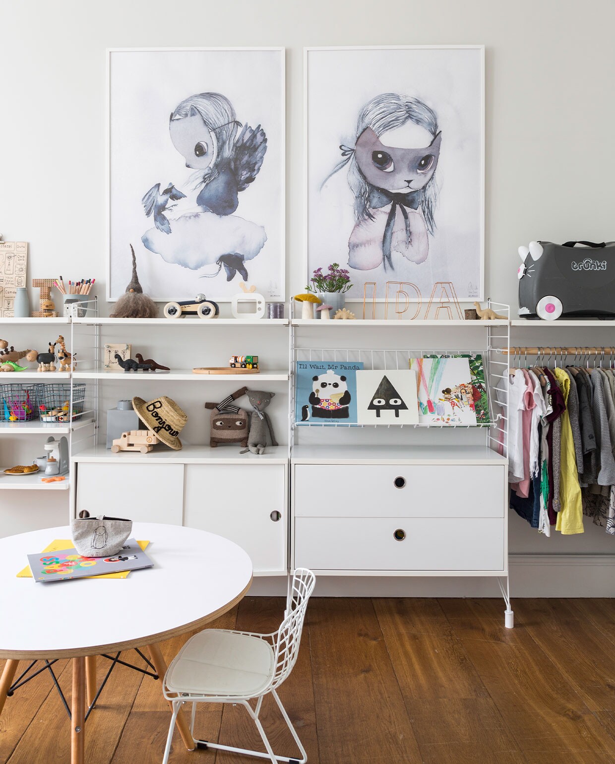 Opbergsysteem String van Really Well Made. Stoel Bertoia voor Knoll. Posters Mrs Mighetto. Koffer Trunki. Onderstel tafel Stone Butterfly met zelfgemaakt blad van multiplex. Koperen letters Hobbycraft. Overig onbekend.