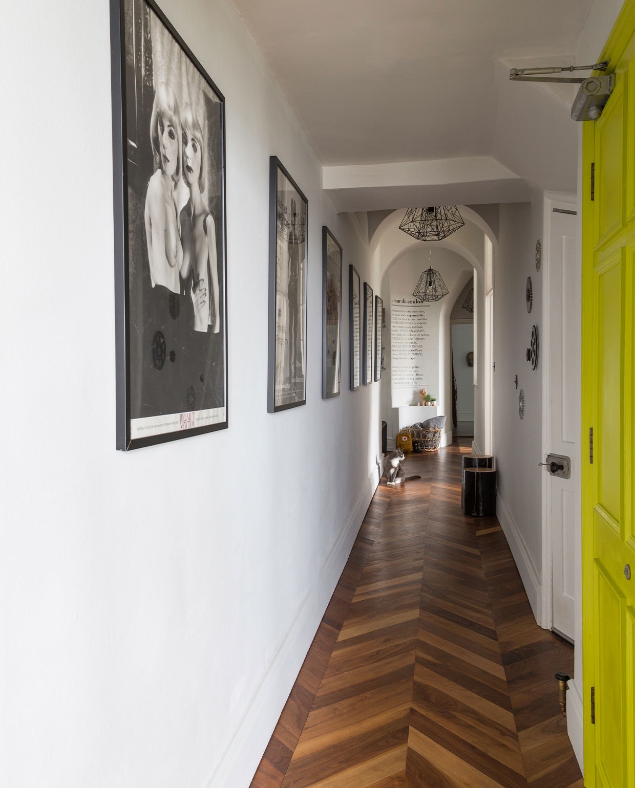 Verf op de deur Lime Silk Emulsion van B&amp;Q, muurverf Matt Emulsion French Grey Pale van Little Greene. Posters Helmut Newton. Lampen Made. Vloer Hicraft. Overig onbekend.