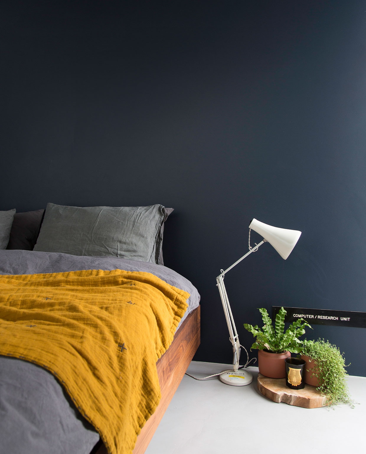 Muurverf Matt Emulsion Basalt van Little Greene. Bed Zeitraum. Dekbedovertrek Merci, sprei Numero 74. Lamp Anglepoise. Overig onbekend.
