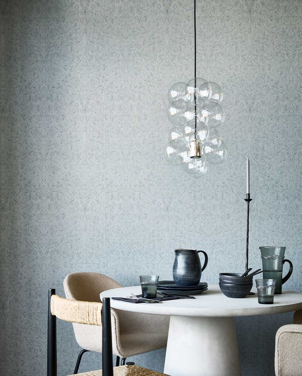 Classic Curl Sea Green, 53 cm breed, rol van 10 meter M.m.v. vtwonen.nl (hanglamp van House Doctor), basiclabel.nl (eettafel), loods5.nl (gestoffeerde eetkamerstoelen), zarahome.com (zwarte eetkamerstoel met rotan rug en zitting, keramieken serviesgoed, bestek), sissy-boy.com (waterglazen, karaf, metalen kandelaar), letoile.store (linnen servet).