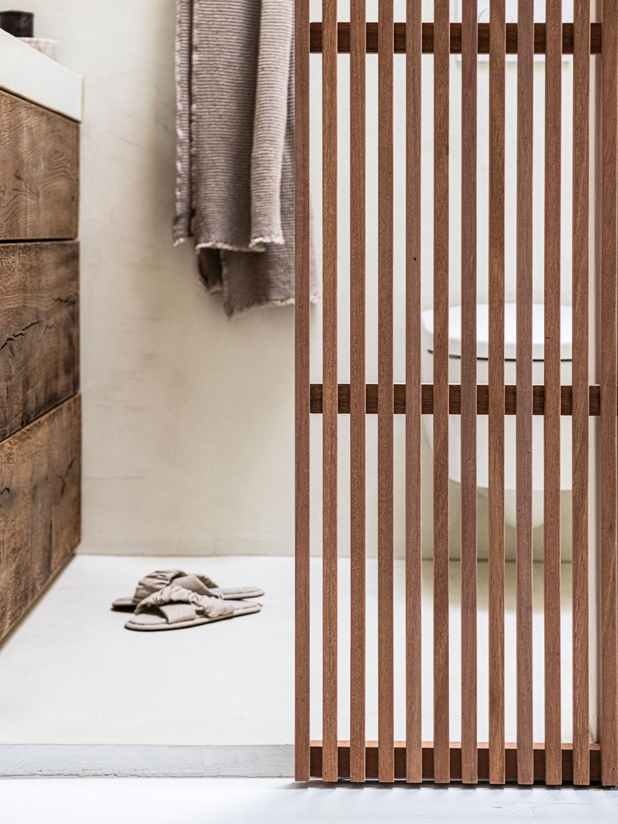 zo style je een roomdivider stijlvol en praktisch in de badkamer