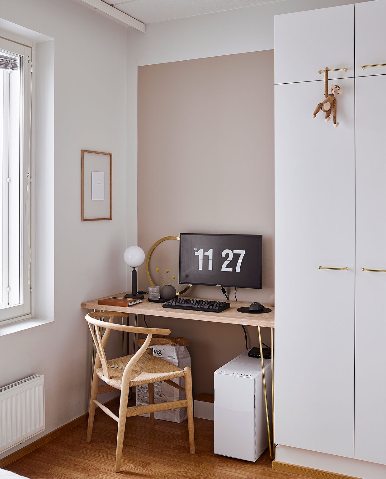 Bureau op maat laten maken. Aap Kay Bojesen Vitra. Hans Wegner-stoel Flinders. Bureaulamp Nuura.