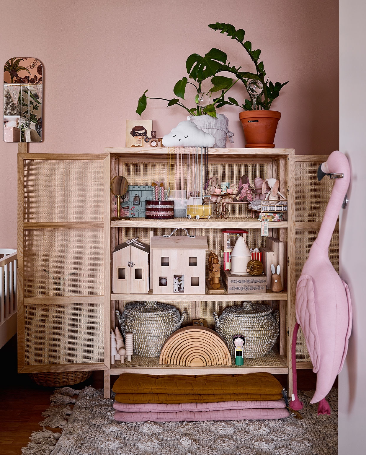 Kast Ikea. Vergelijkbare flamingoknuffel Blokker. Overig onbekend.