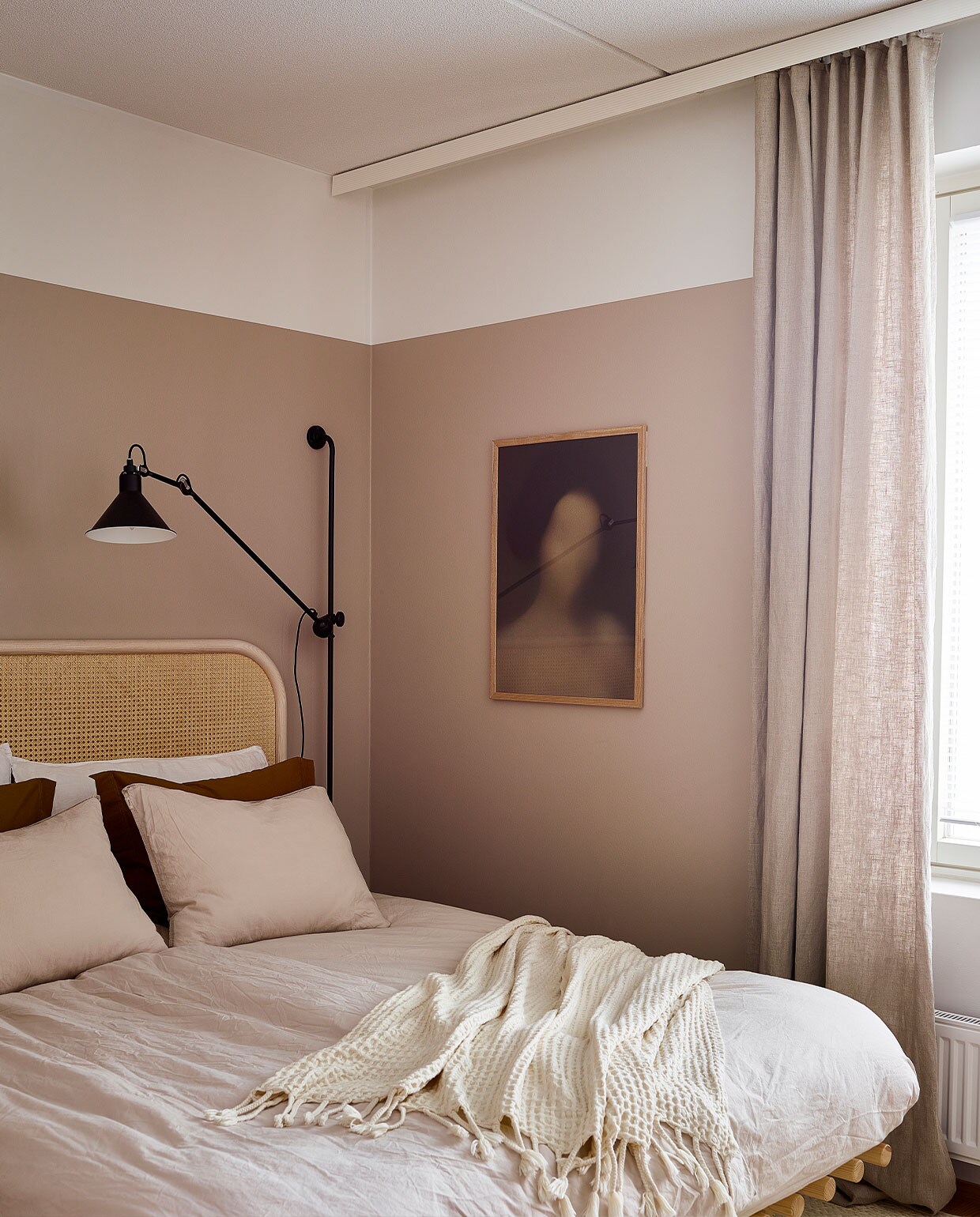 Hoofdeinde Matri. Beddengoed Anno. Kussenhoezen Famillon, Granit. Wafelplaid Maisons du Monde. Lamp DCW éditions. Kunstprint Gurilla. Vergelijkbare muurverf Spelt van Carte Colori.