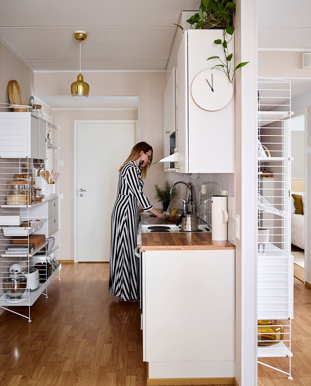 Alle muurverf is van het Finse merk Tikkurila, vergelijkbare kleur Gentle Stone van Flexa Pure. Kast String. Dienblad Xenos. Citruspers Alessi. Hanglamp Artek. Glazen opbergpotten Ikea. Keukenmachine KitchenAid. Broodrooster Smeg. Verchroomde koffiekan Alessi. Witte thermoskan Stelton. Overig onbekend.