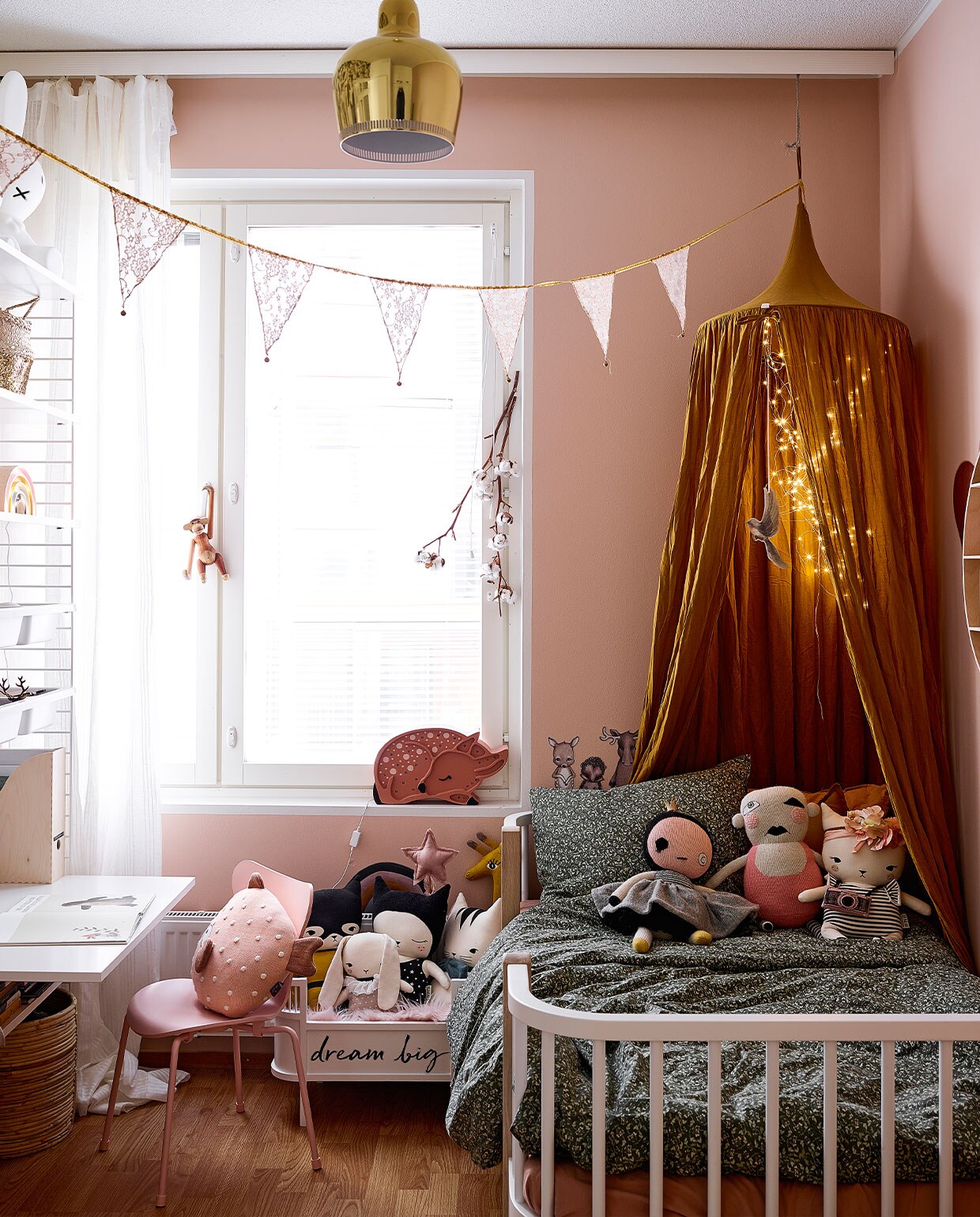 Muurverf Setting Plaster Farrow &amp; Ball. Roze vlinderstoel Mister Design. Stippenkussen onbekend. Bed Oliver Furniture. Poppenbed Sebra. Stoffen poppen Lucky Boy Sunday en Studio Bundis. Hemel Lidor. Hanglamp Artek. Vlaggenlijn en hert onbekend.
